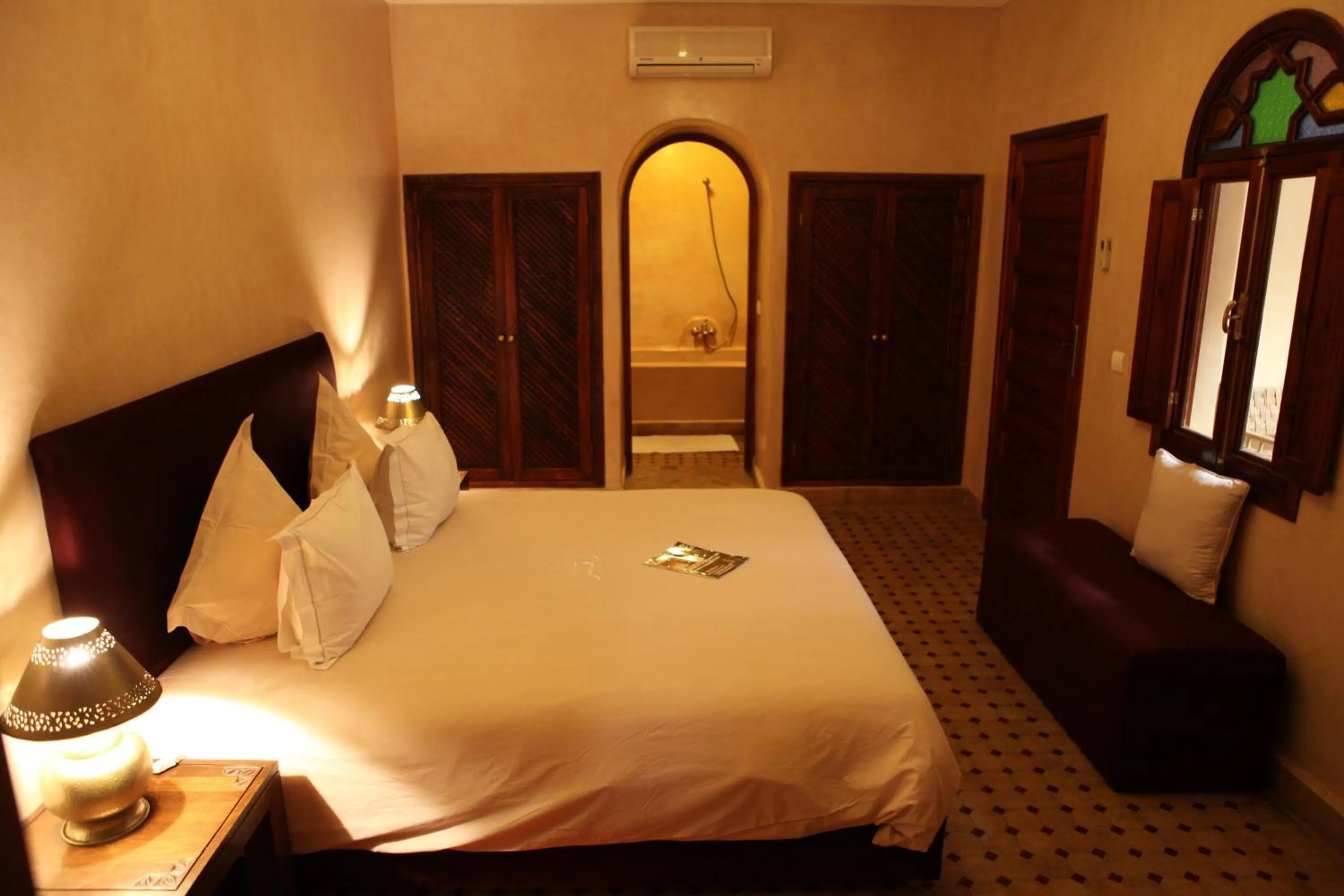 Bathroom, Bed in Riad L'Emir