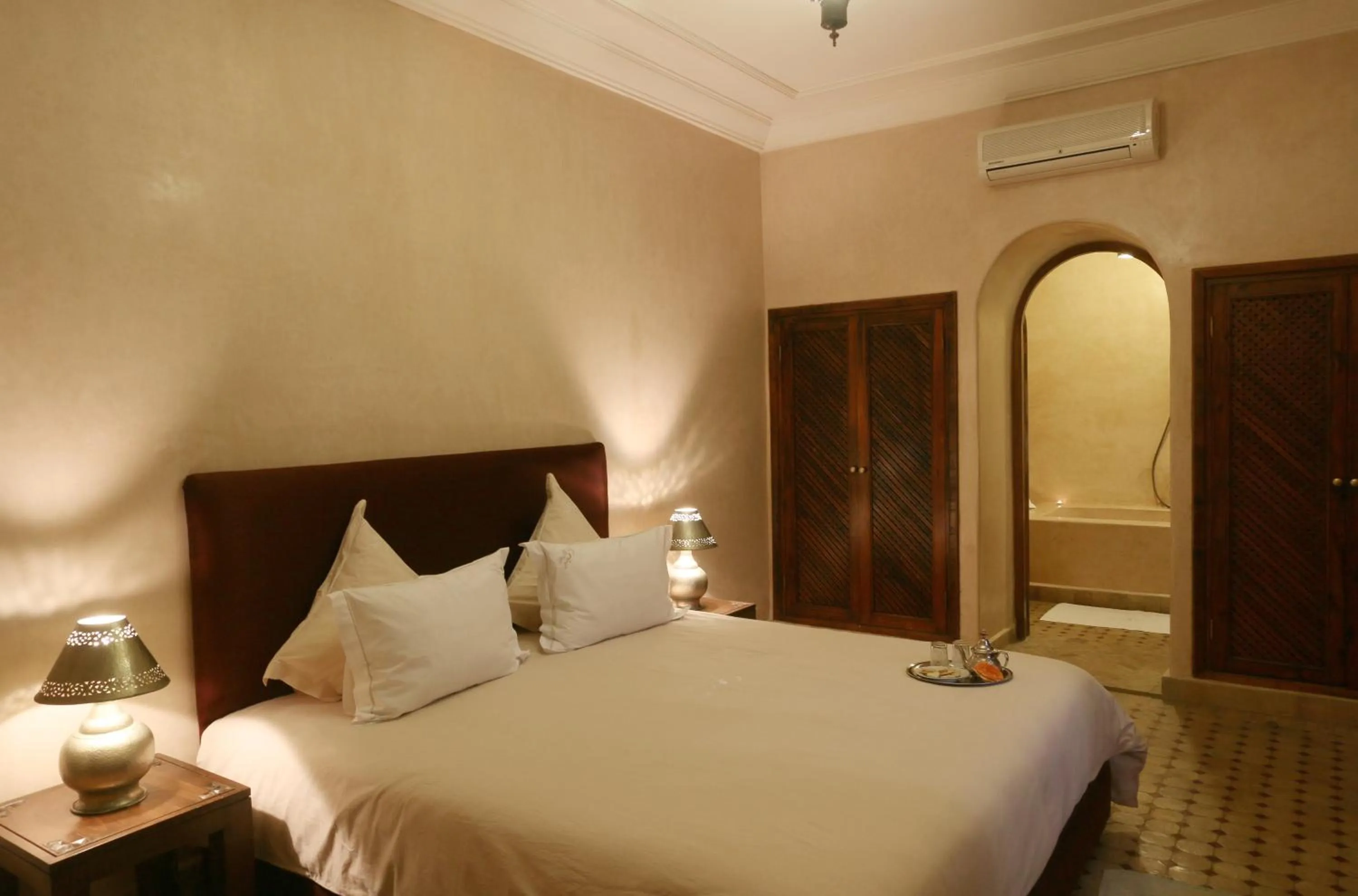 Photo of the whole room, Bed in Riad L'Emir