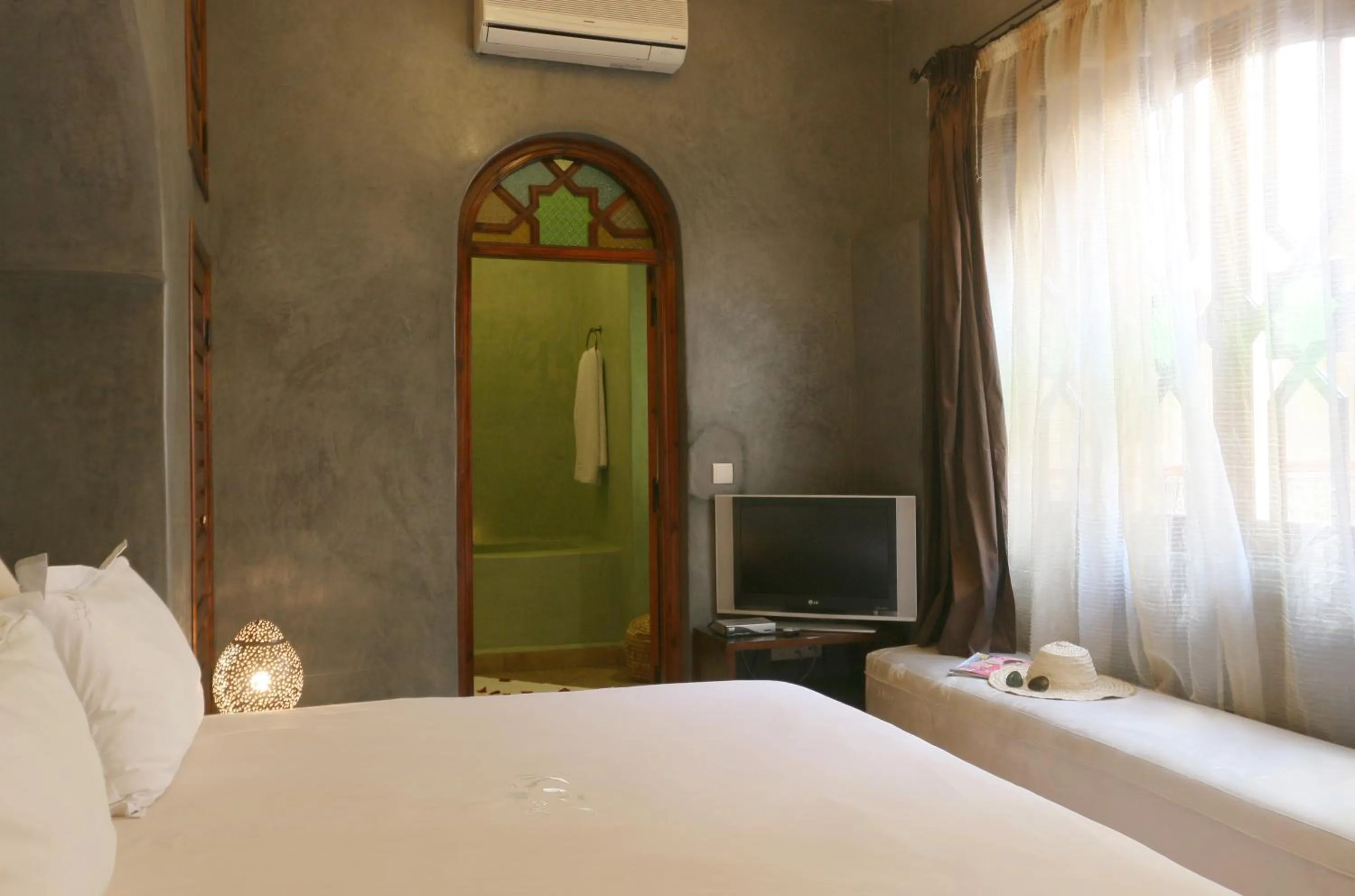 Bathroom, Bed in Riad L'Emir