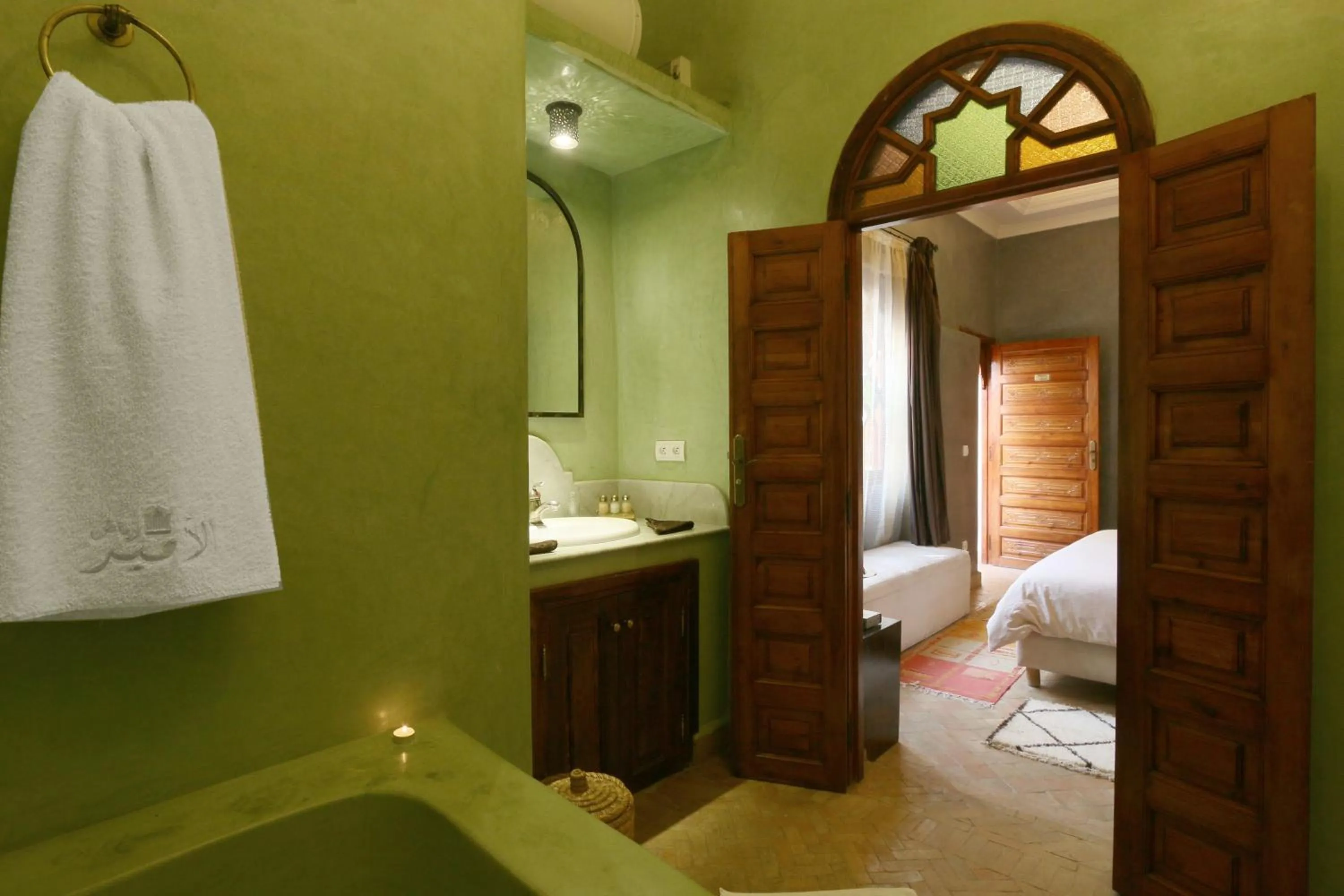 Bathroom, Bed in Riad L'Emir