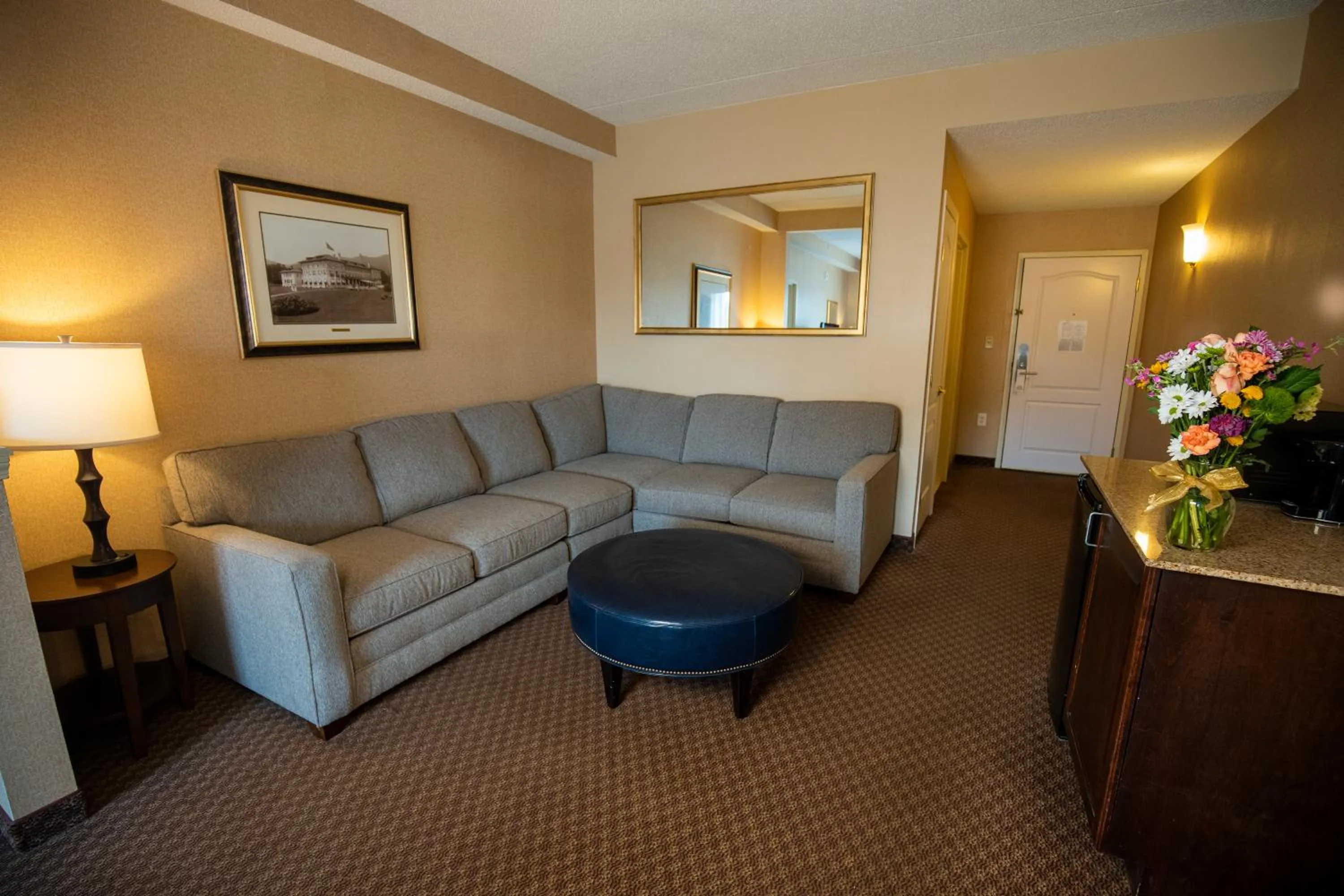 Living room in Fort William Henry Hotel