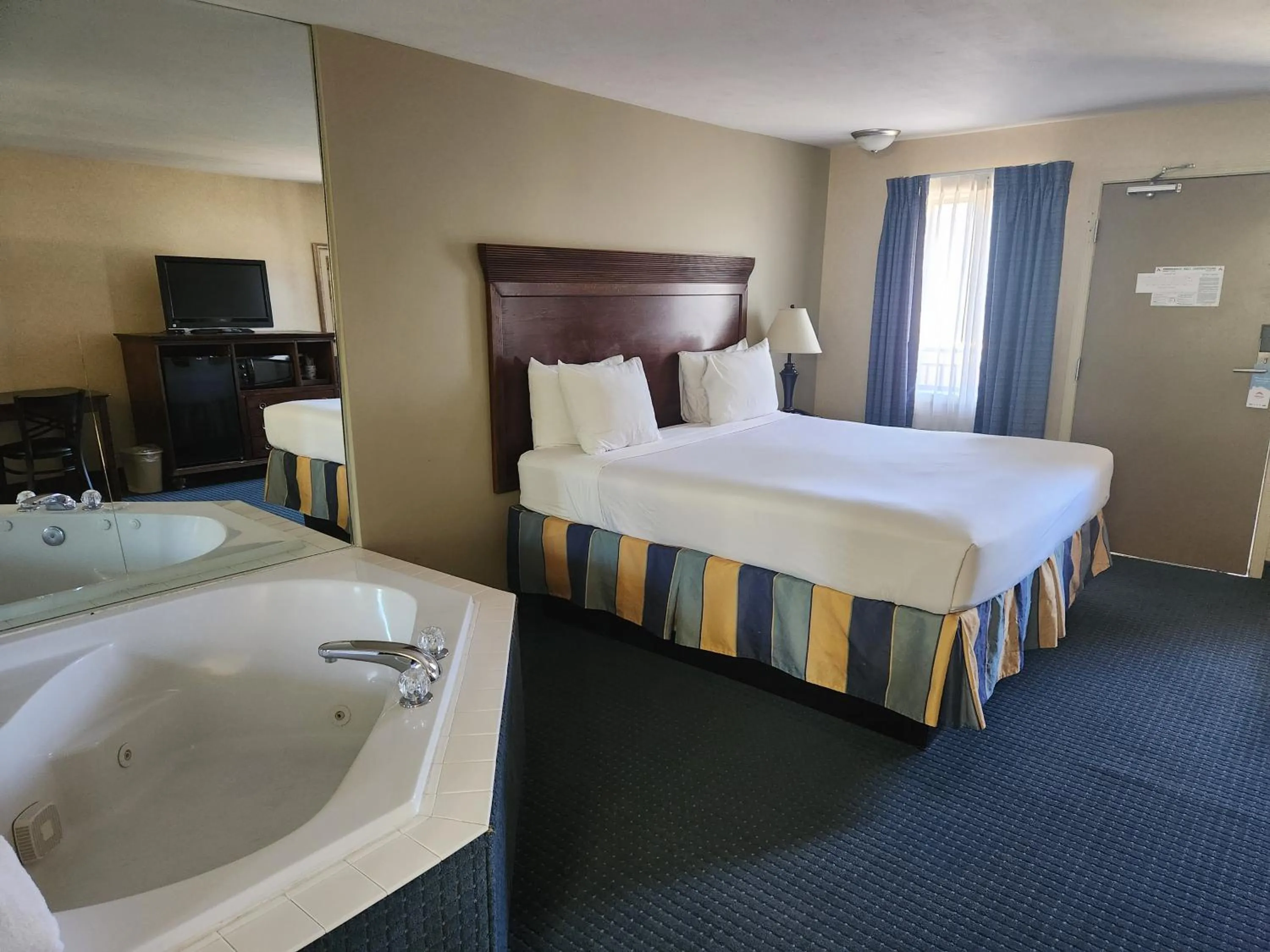 King Room with Whirlpool - Non-smoking in Suburban Studios Branson On The Strip
