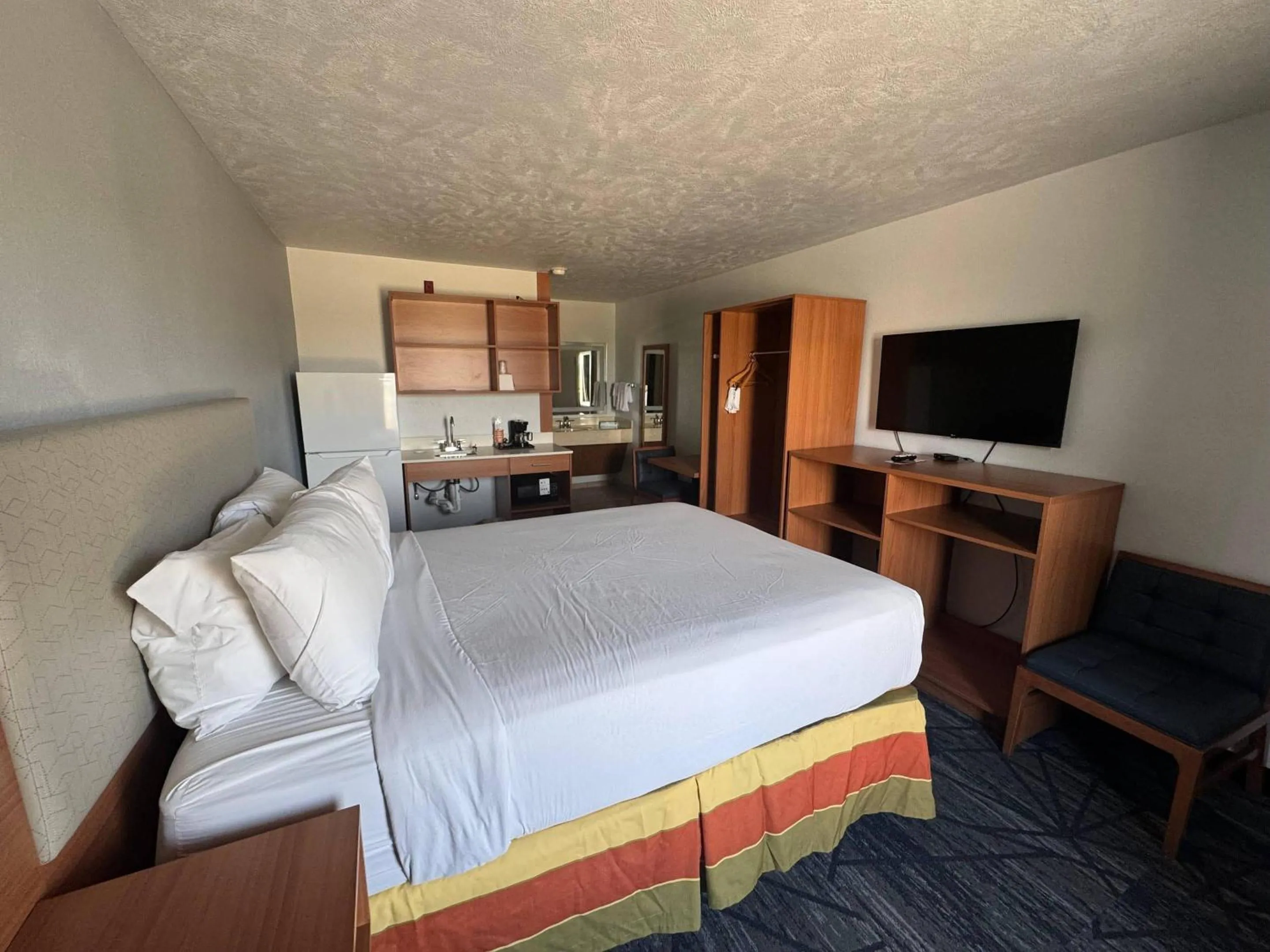 Bedroom, Bed in Suburban Studios Branson On The Strip