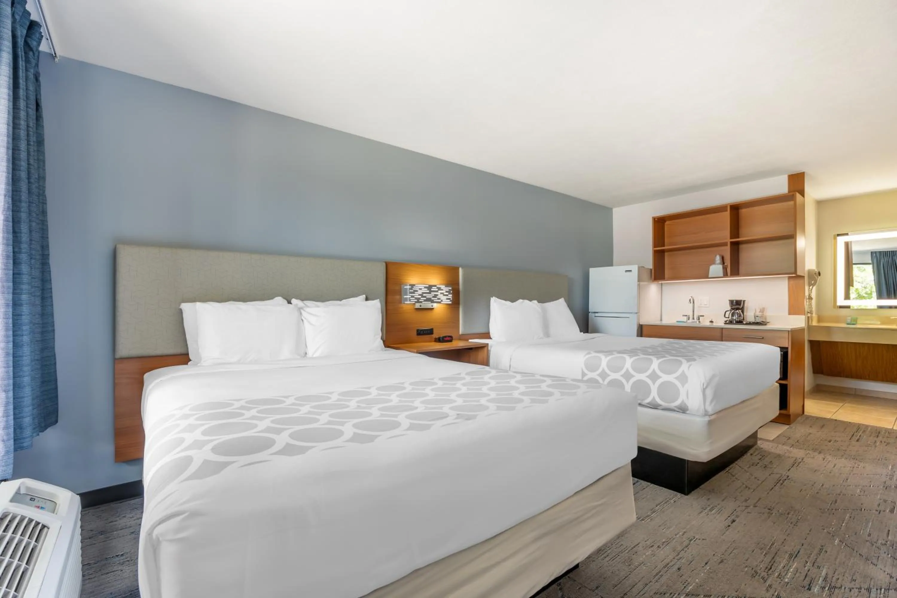 Bed in Suburban Studios Branson On The Strip