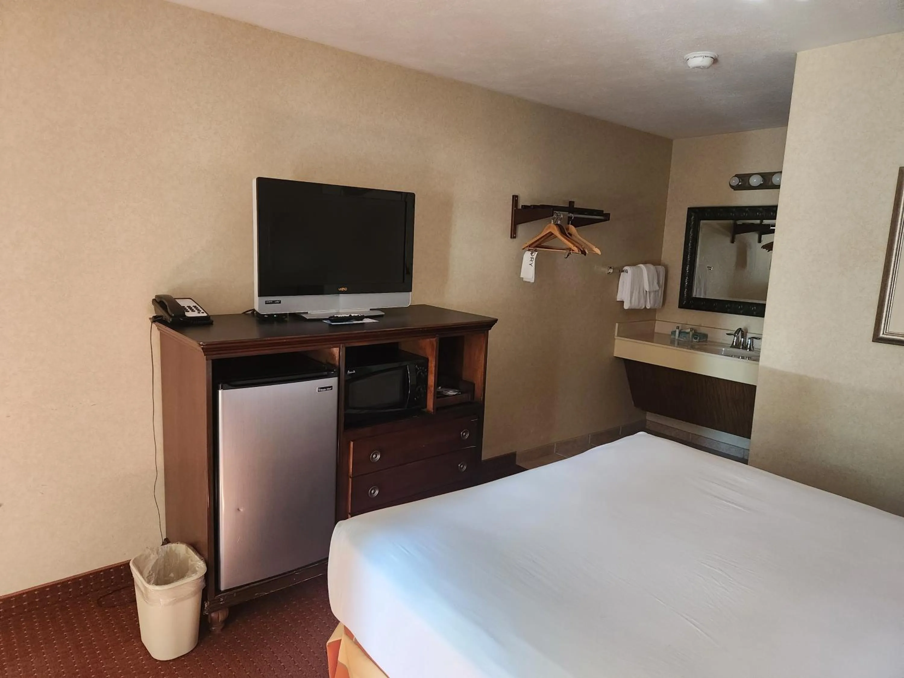 Queen Room - Non-Smoking in Suburban Studios Branson On The Strip