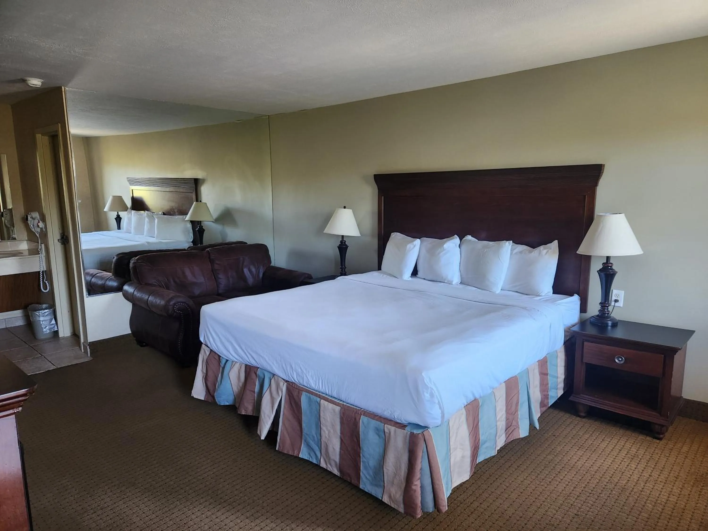 King Room - Non-Smoking in Suburban Studios Branson On The Strip