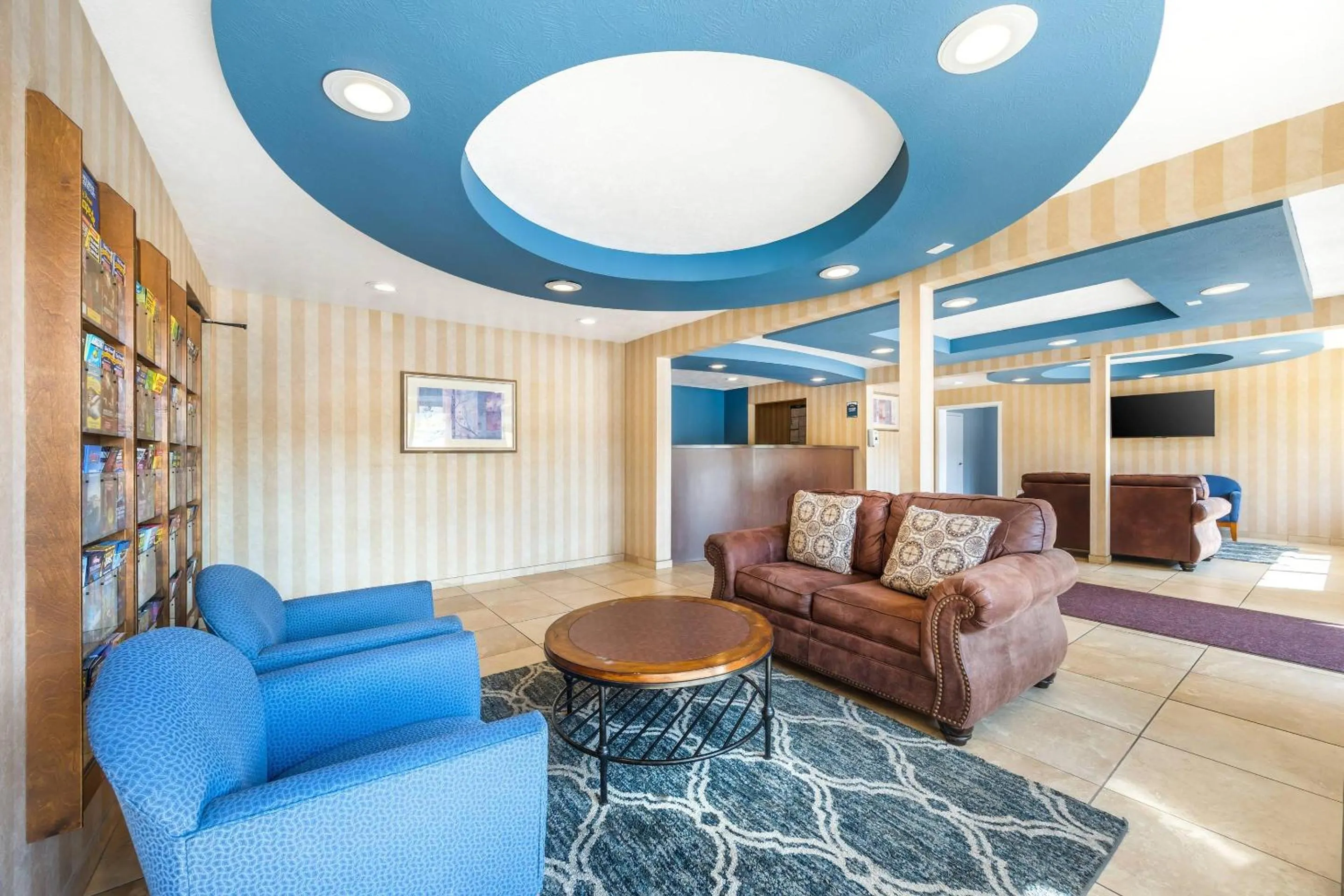 Lobby or reception in Suburban Studios Branson On The Strip