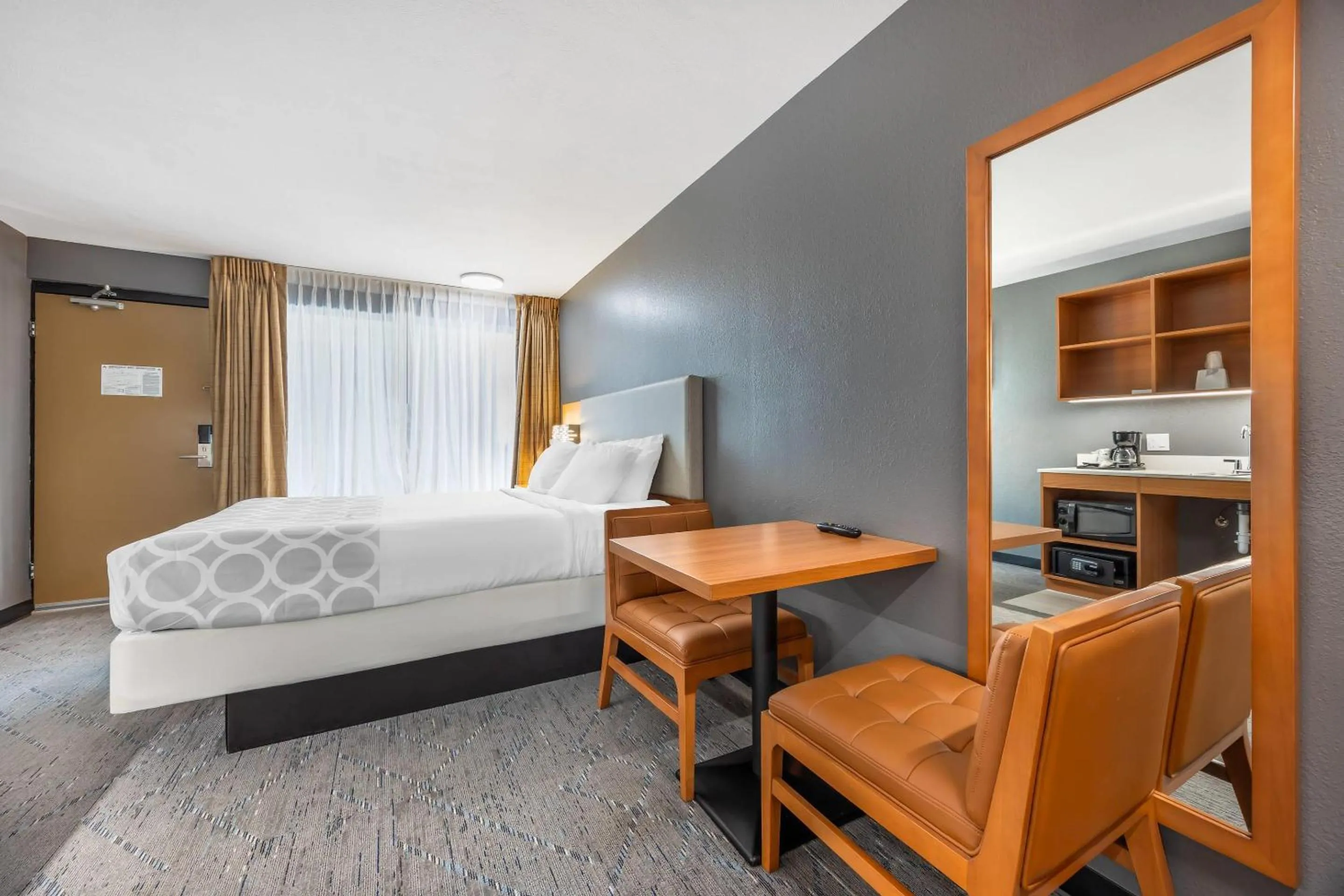 Bedroom, Bed in Suburban Studios Branson On The Strip