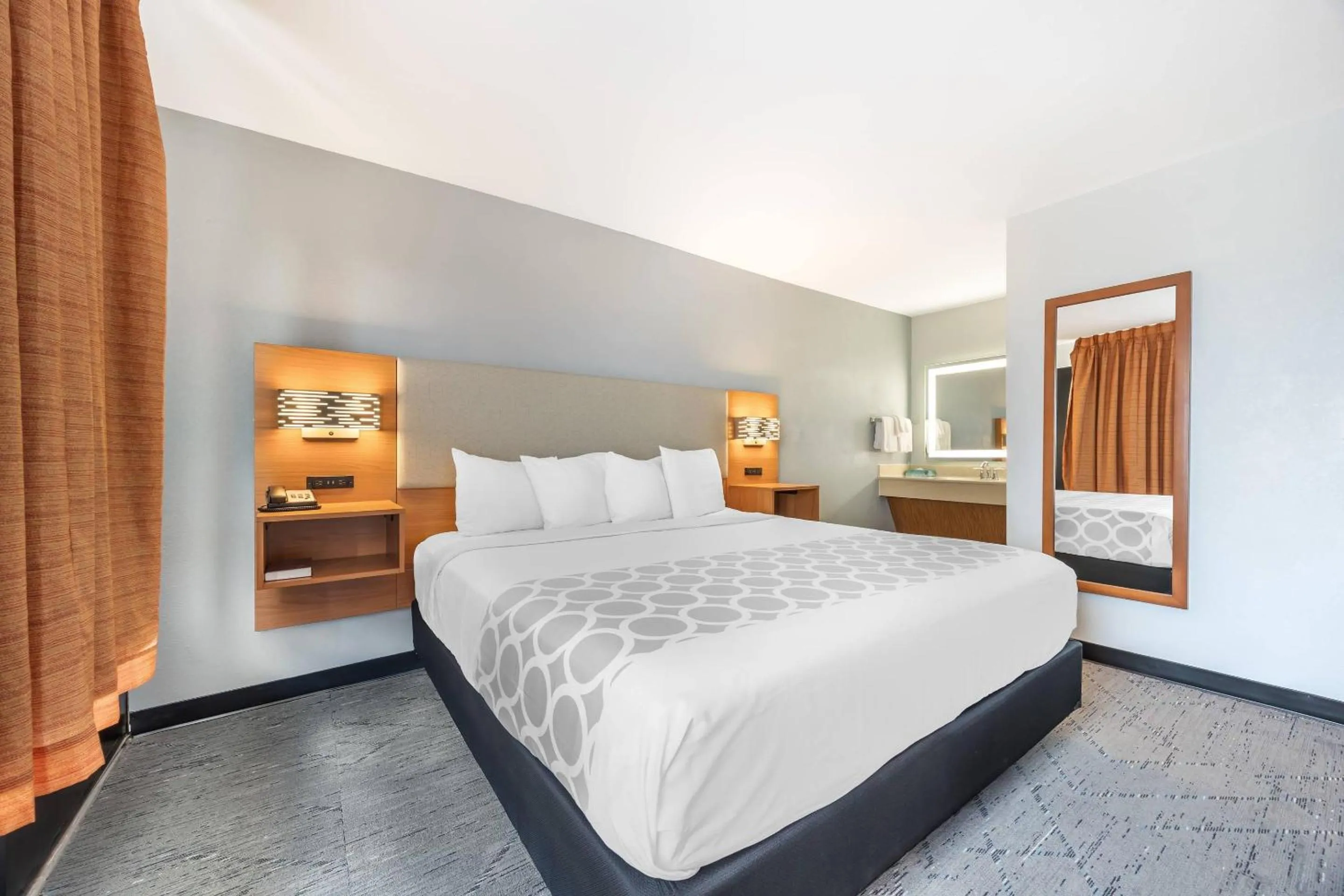 Bedroom, Bed in Suburban Studios Branson On The Strip