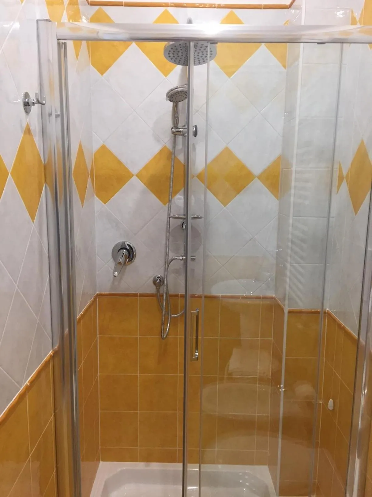 Shower in Albergo Oasi