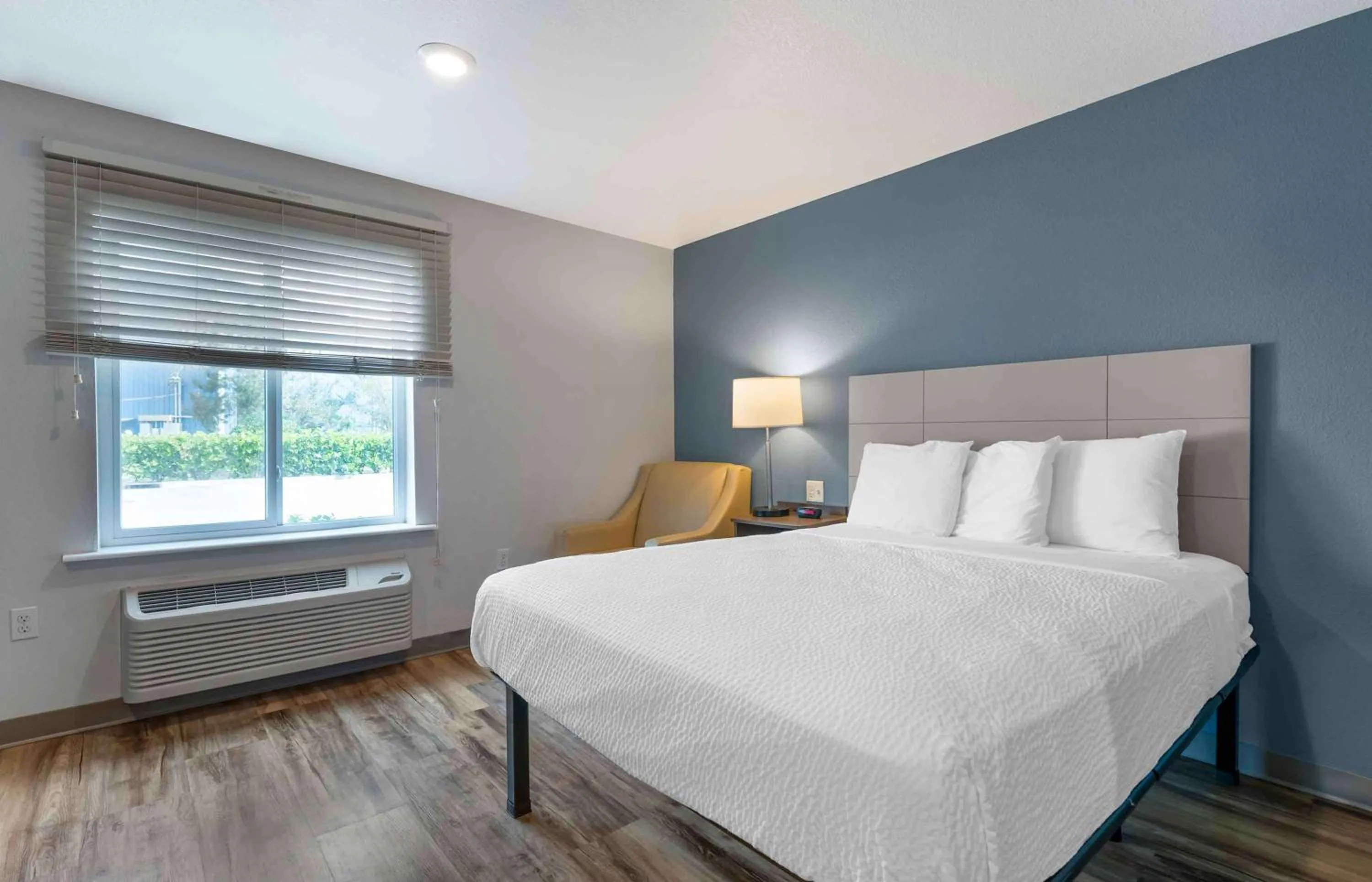 Bedroom, Bed in Extended Stay America Select Suites - Melbourne - West Melbourne