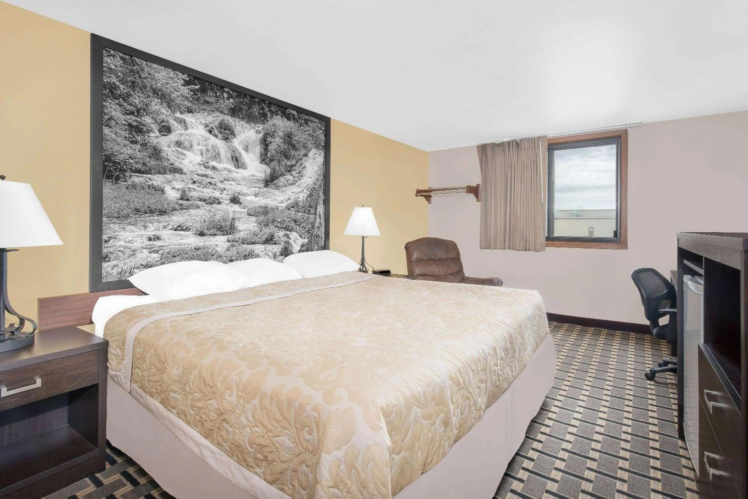 Photo of the whole room, Bed in Super 8 by Wyndham Watertown