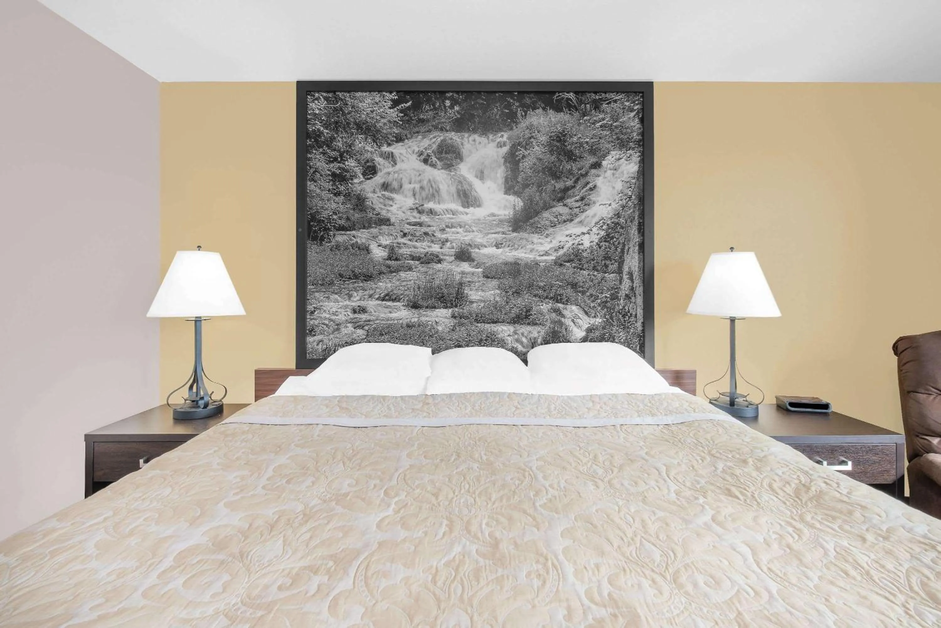 Photo of the whole room, Bed in Super 8 by Wyndham Watertown