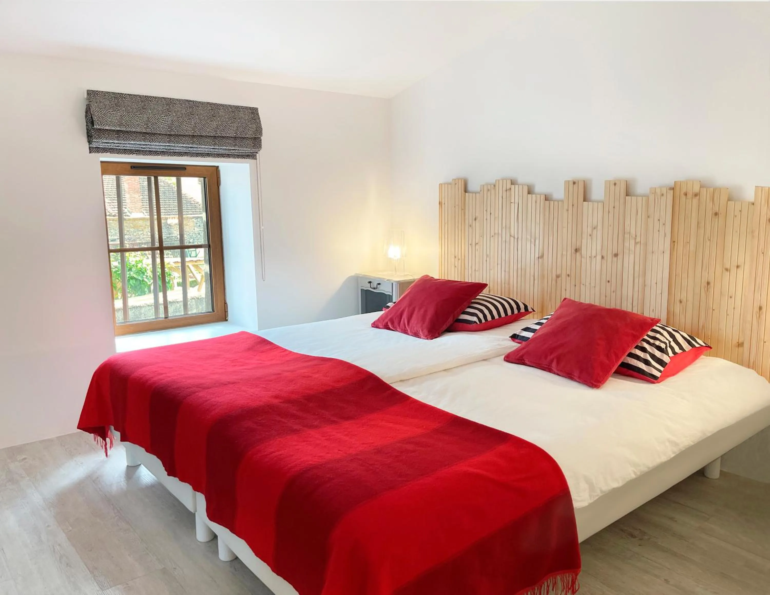 Property building, Bed in Chemin des Ormeaux
