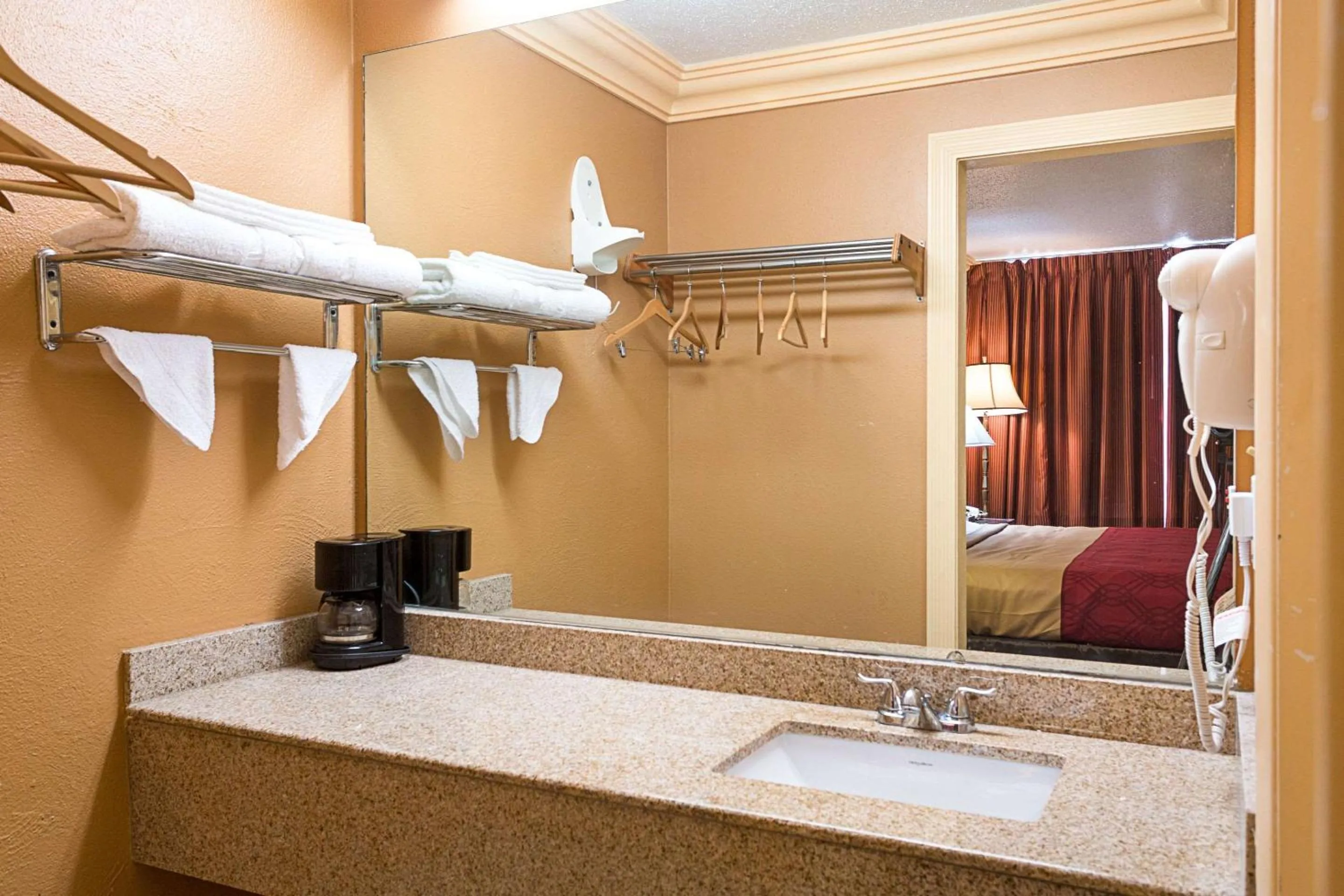 Bathroom, Bed in Parkway Inn of Birmingham