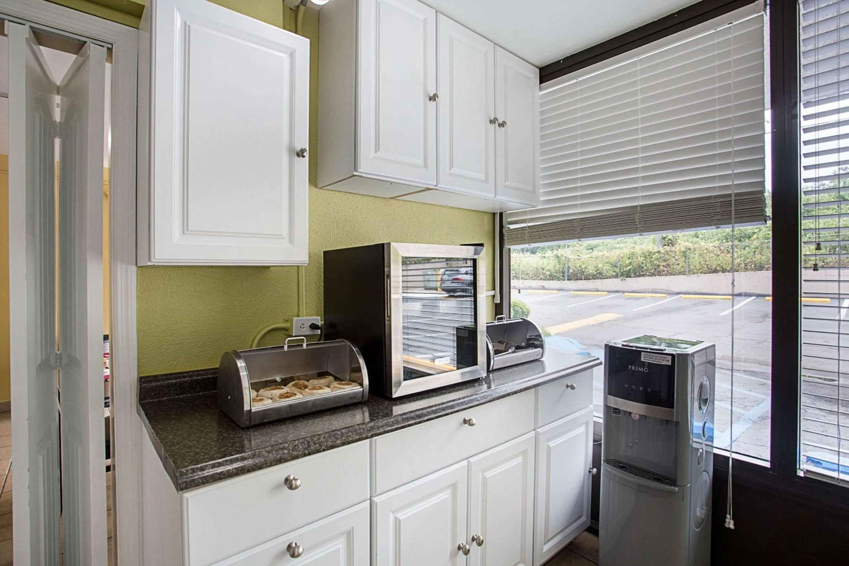 Restaurant/places to eat in Parkway Inn of Birmingham