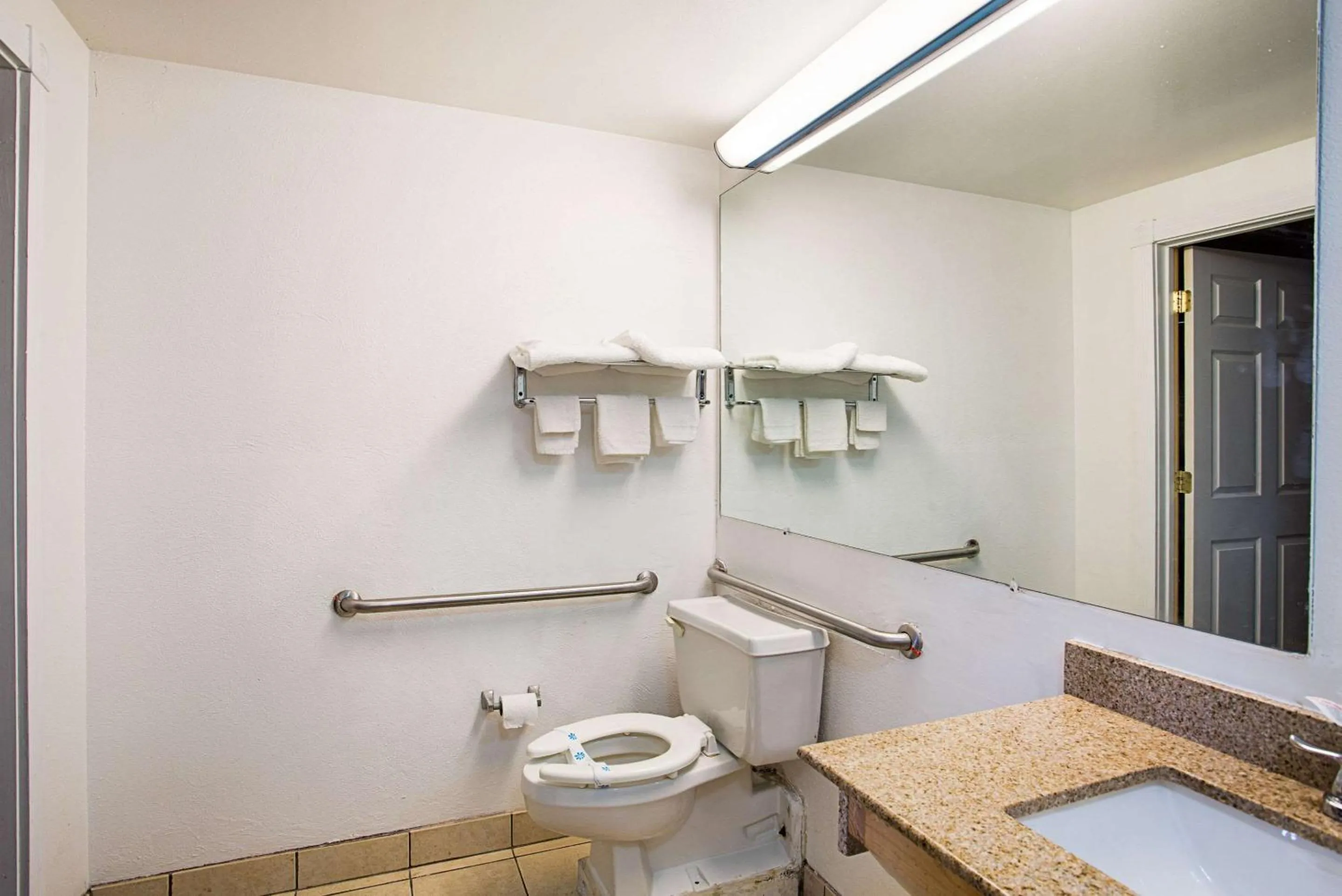 Bathroom in Parkway Inn of Birmingham