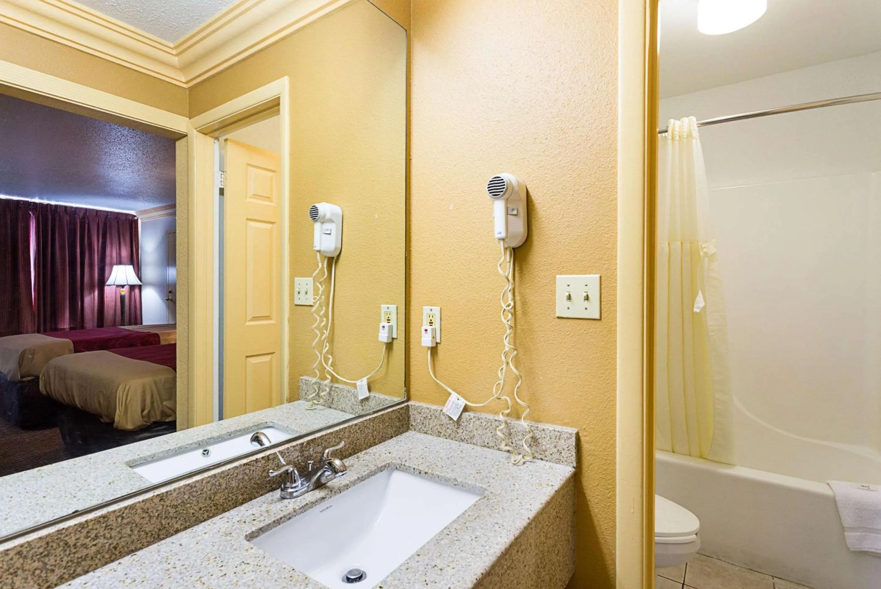 Bathroom, Bed in Parkway Inn of Birmingham