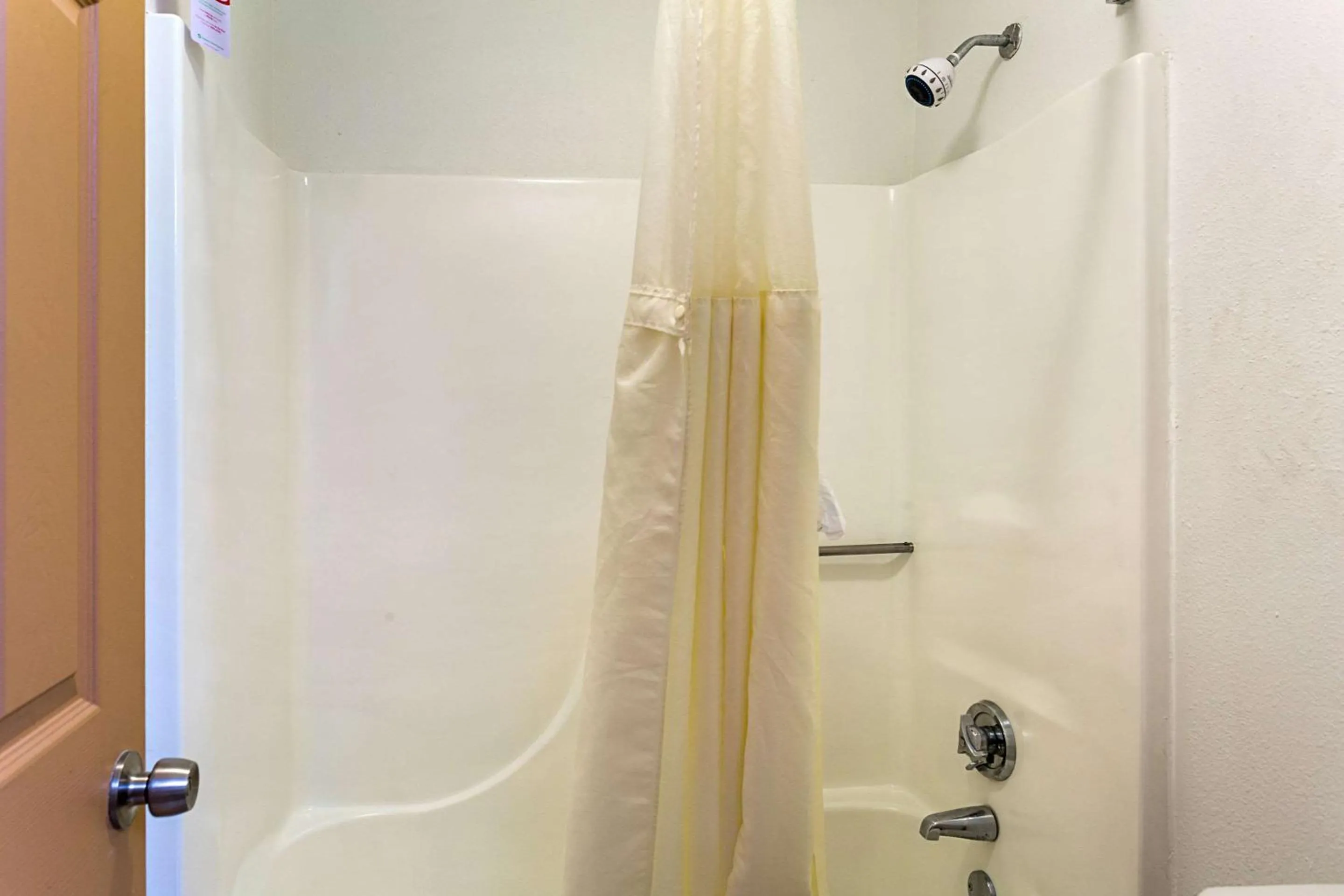 Bathroom in Parkway Inn of Birmingham