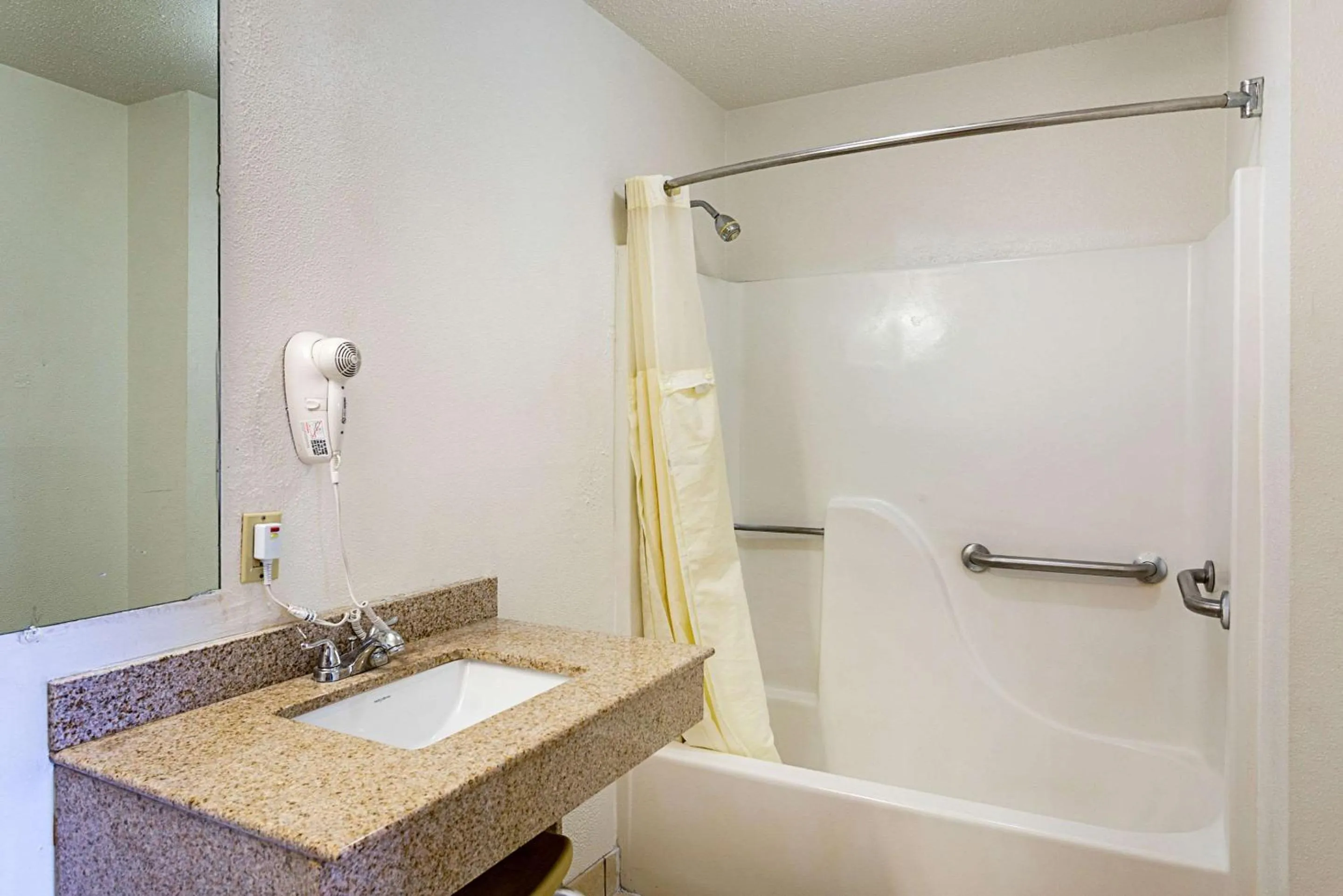 Bathroom in Parkway Inn of Birmingham