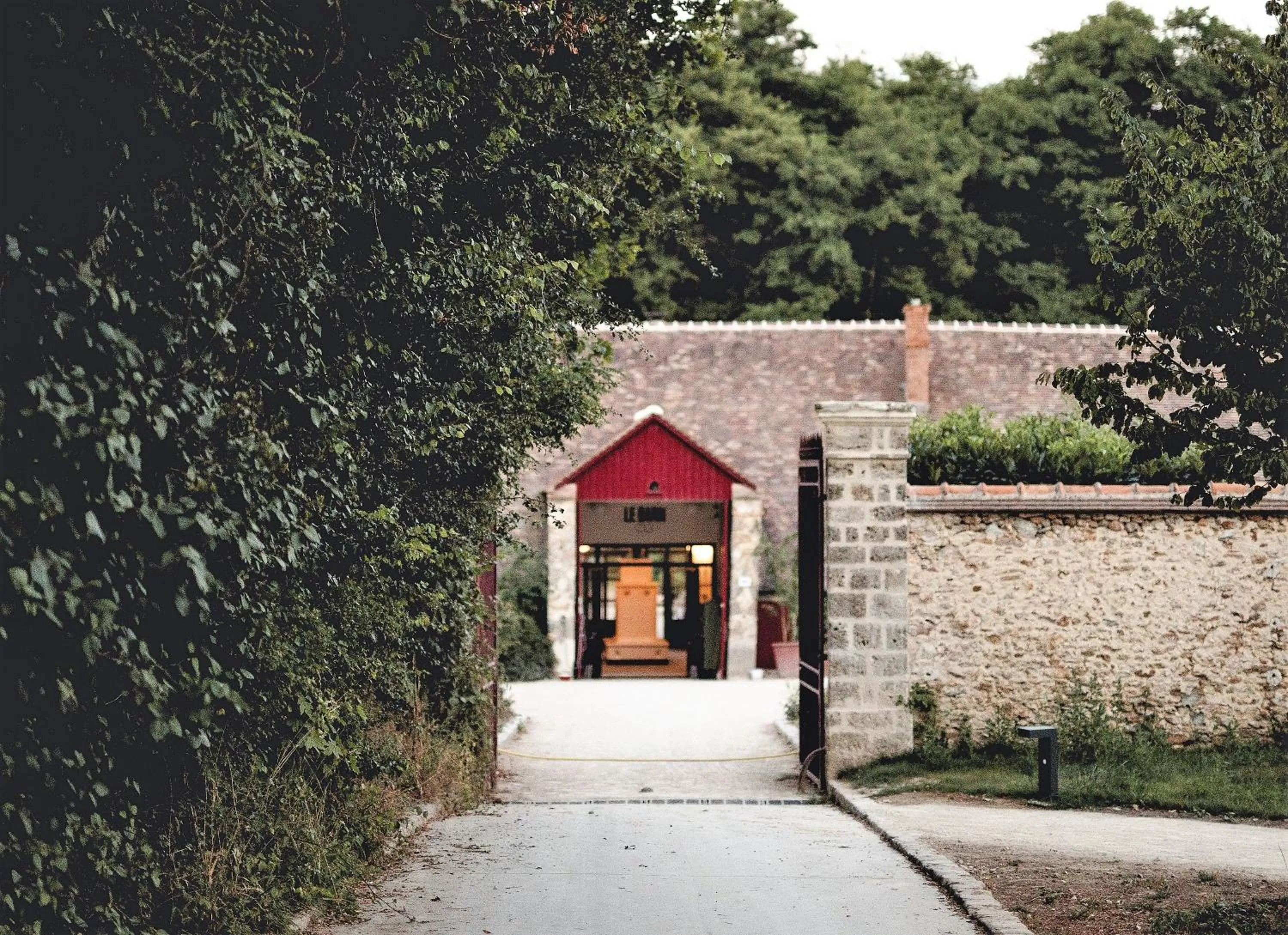 Facade/entrance in Le Barn