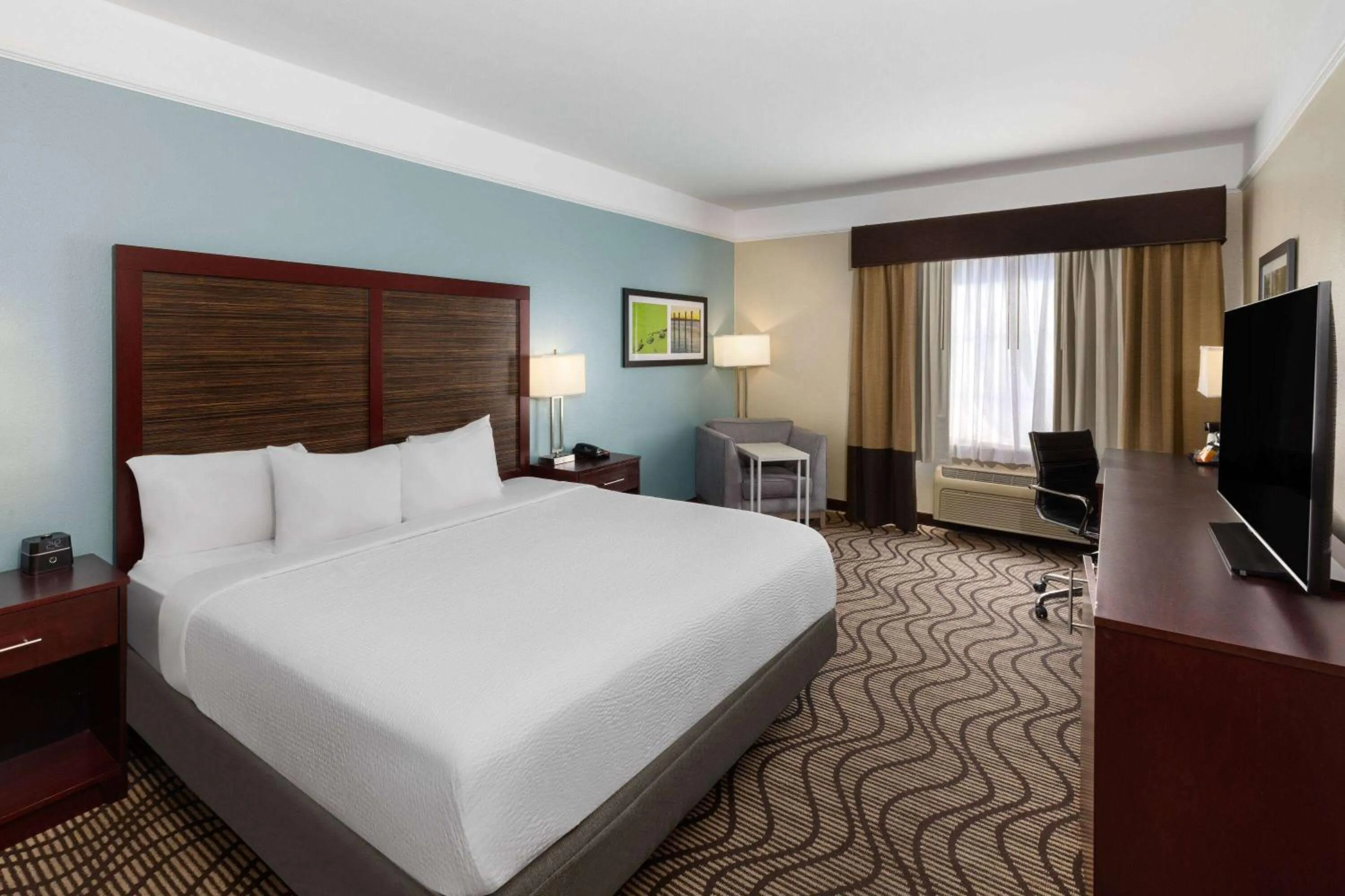 Photo of the whole room, Bed in La Quinta by Wyndham Houma