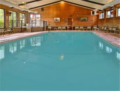 Swimming pool in Bavarian Haus Lakefront Inn