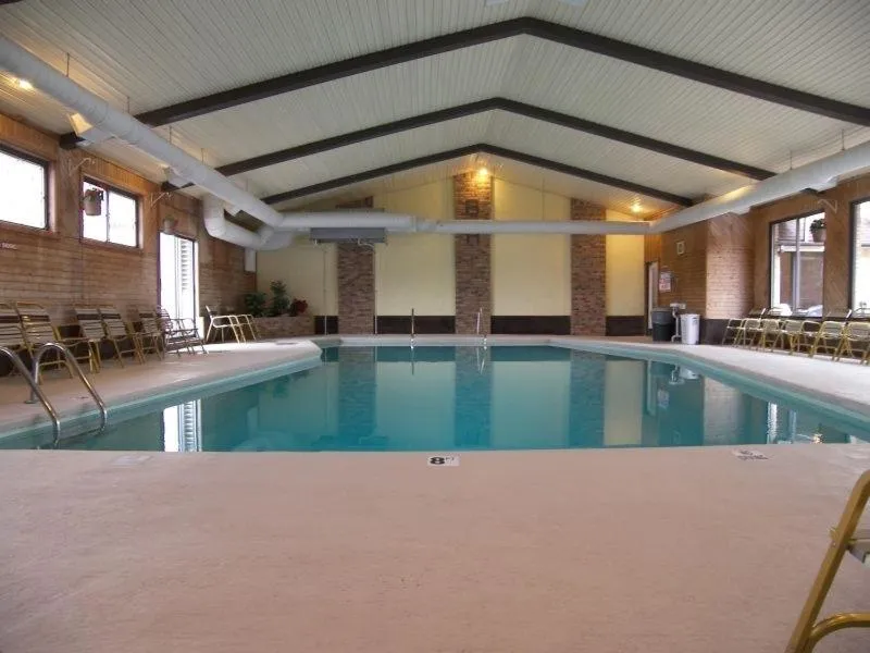 Swimming pool in Bavarian Haus Lakefront Inn
