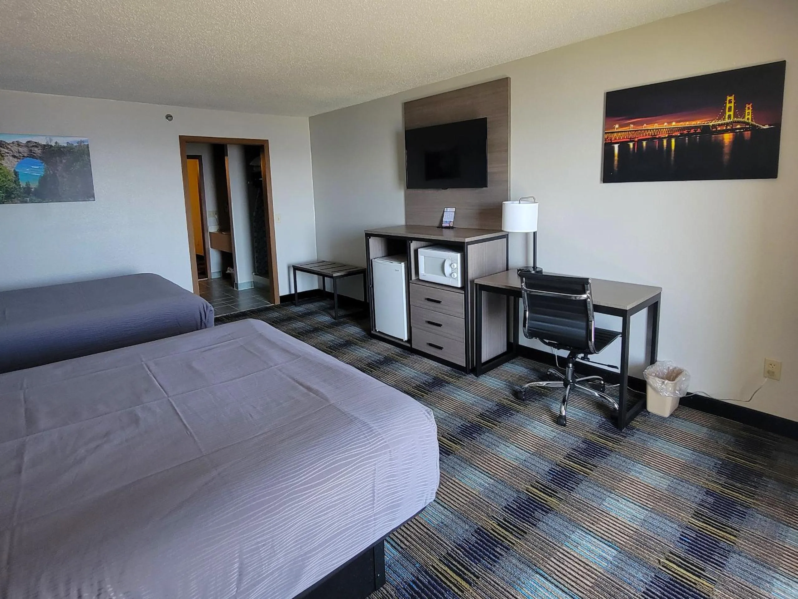 Bed in Bavarian Haus Lakefront Inn