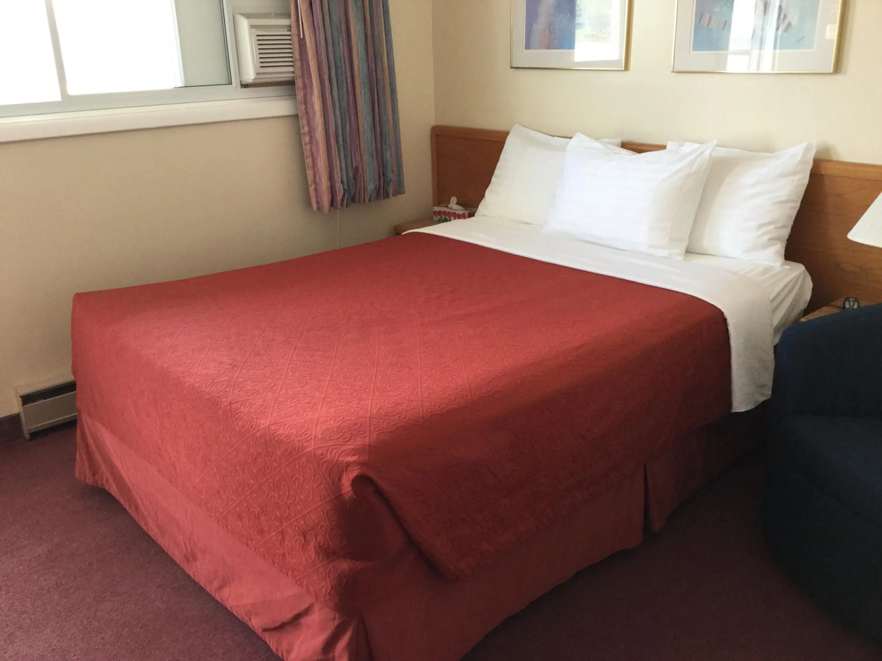 Bedroom, Bed in Trunk Road Motel