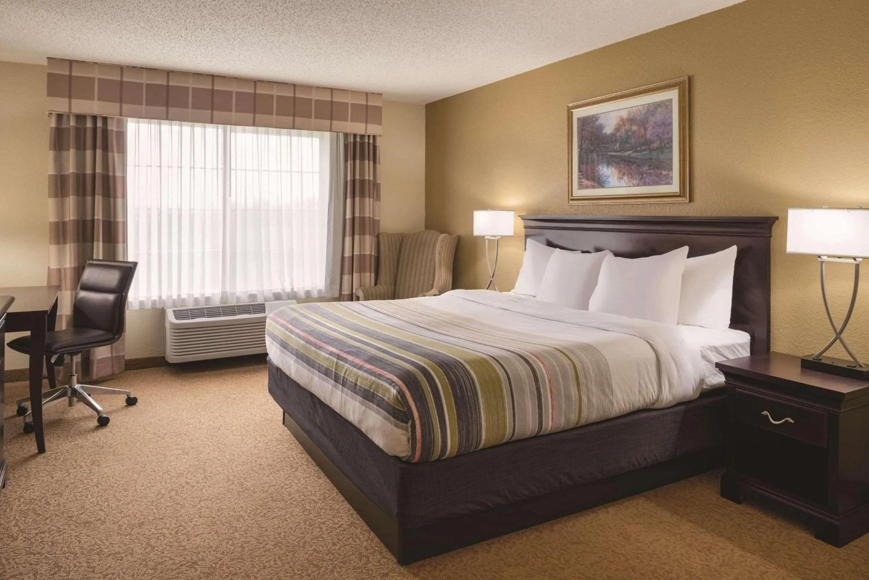 Bedroom, Bed in Country Inn & Suites by Radisson, West Bend, WI