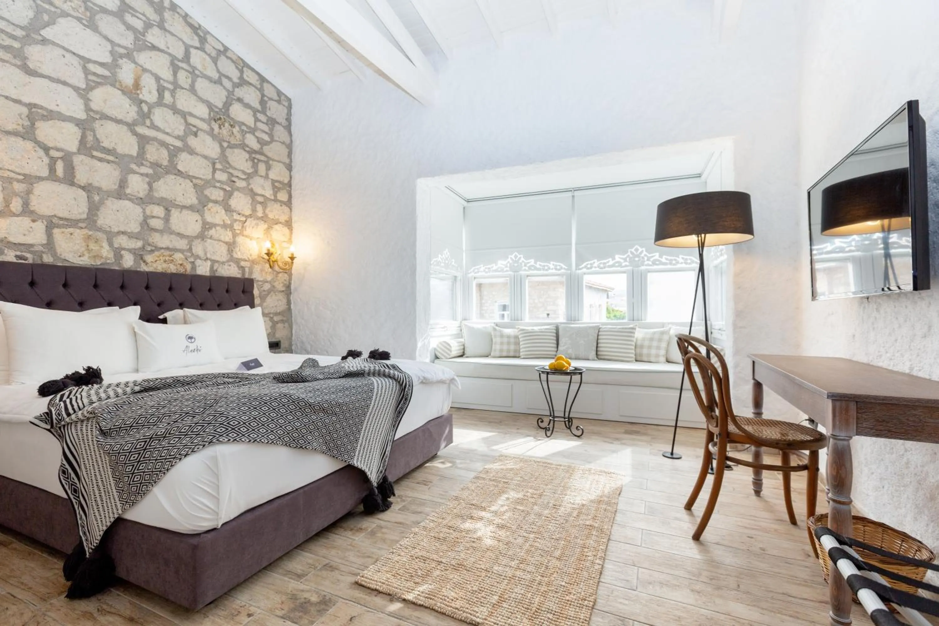 Photo of the whole room, Bed in Alachi Hotel