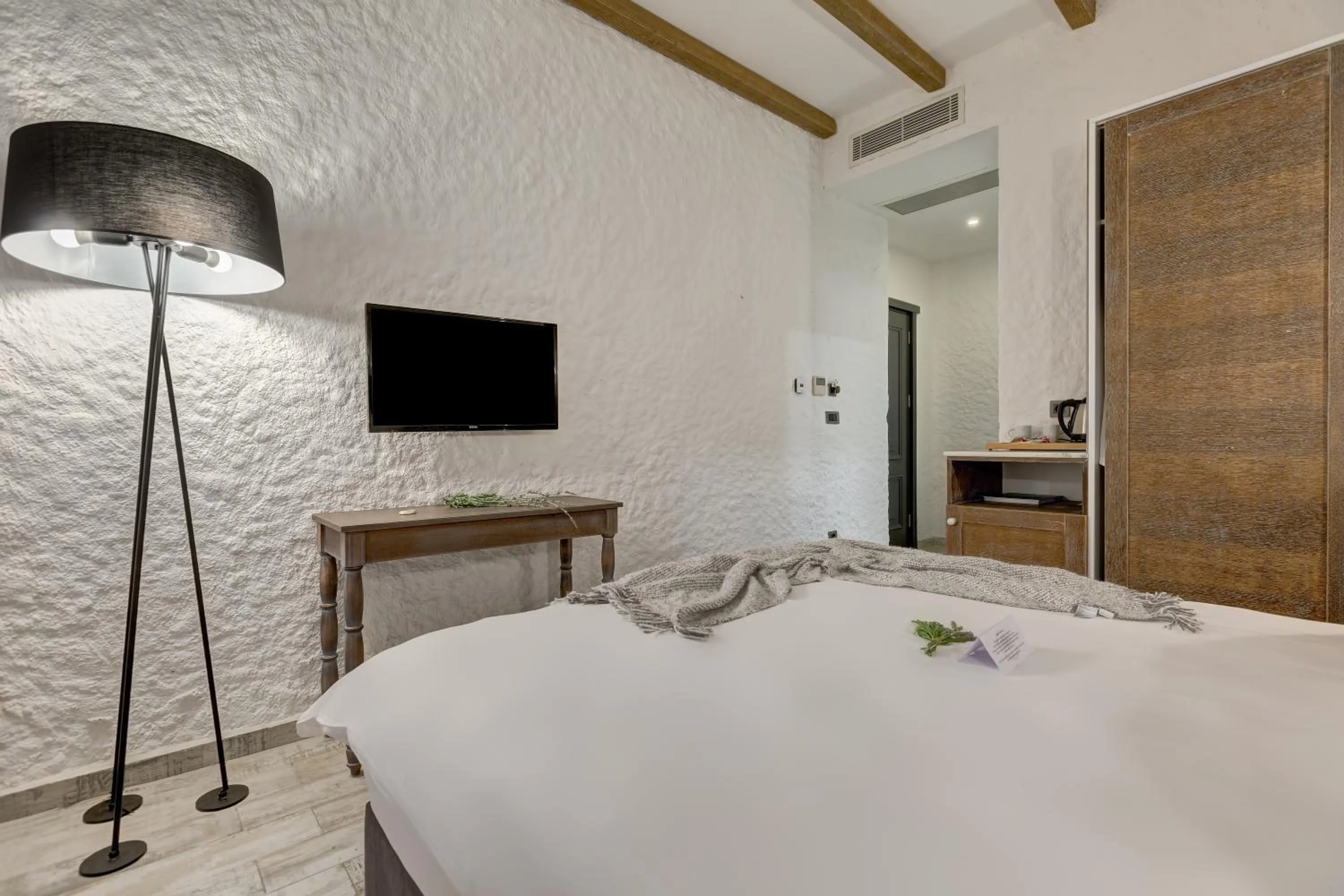 TV and multimedia, Bed in Alachi Hotel