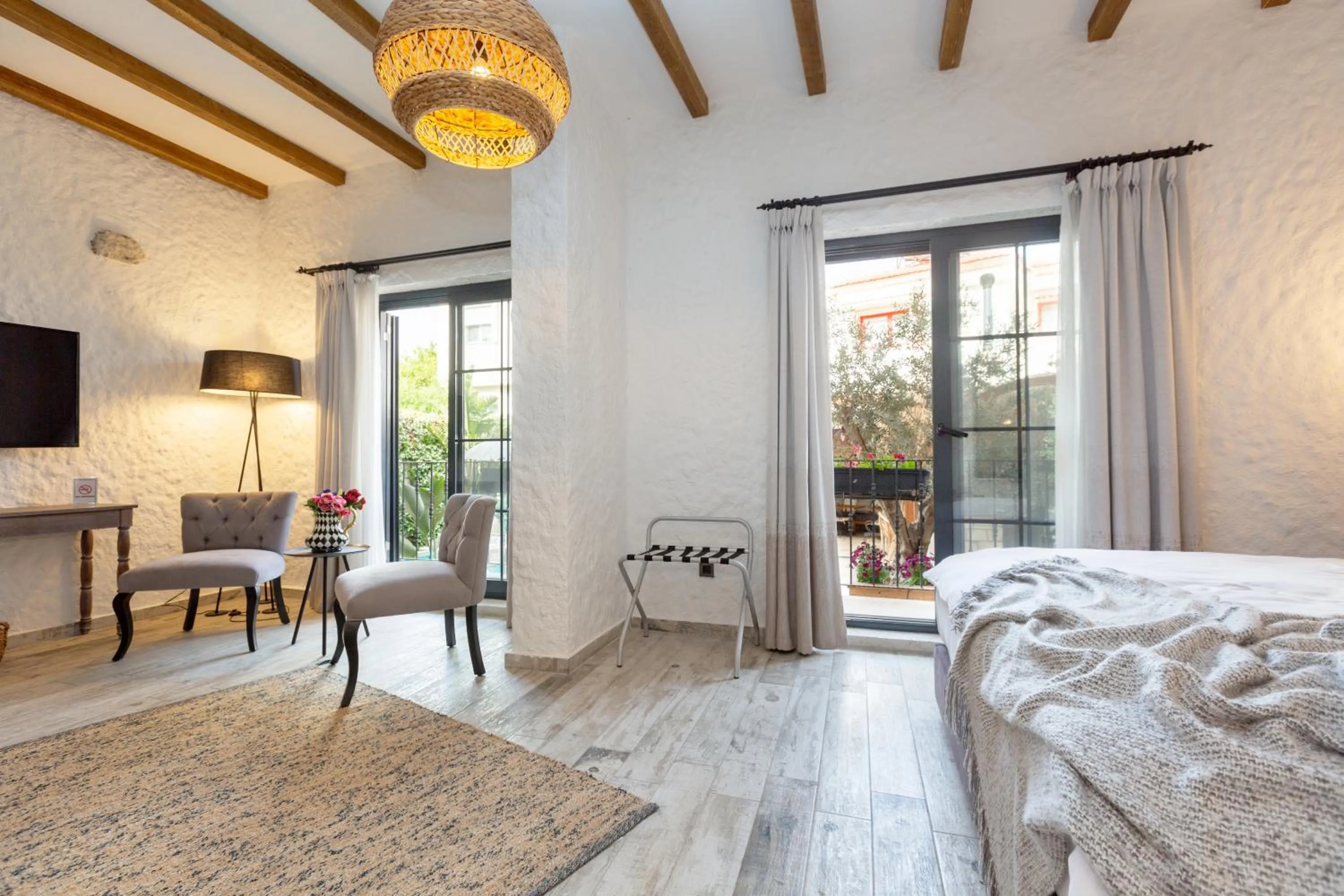 Seating area, Bed in Alachi Hotel