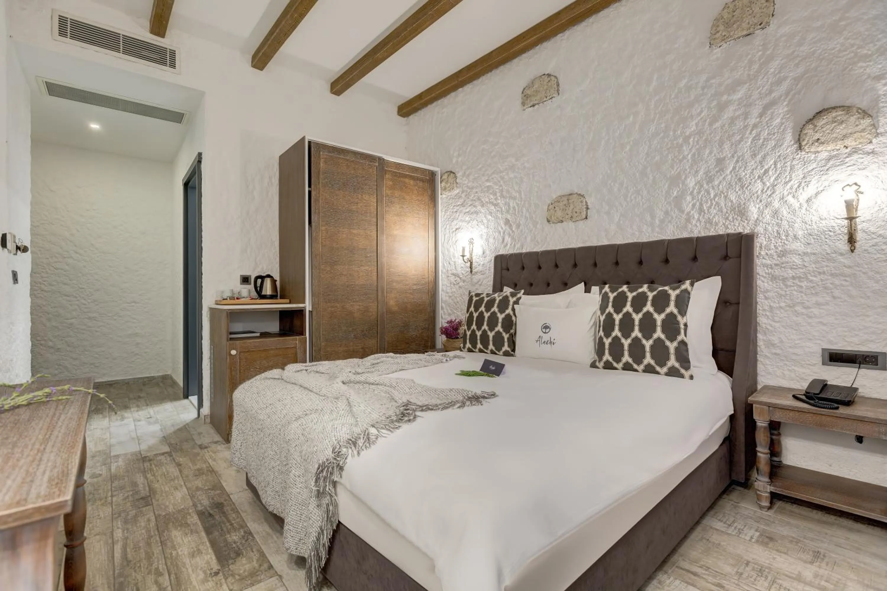 Photo of the whole room, Bed in Alachi Hotel