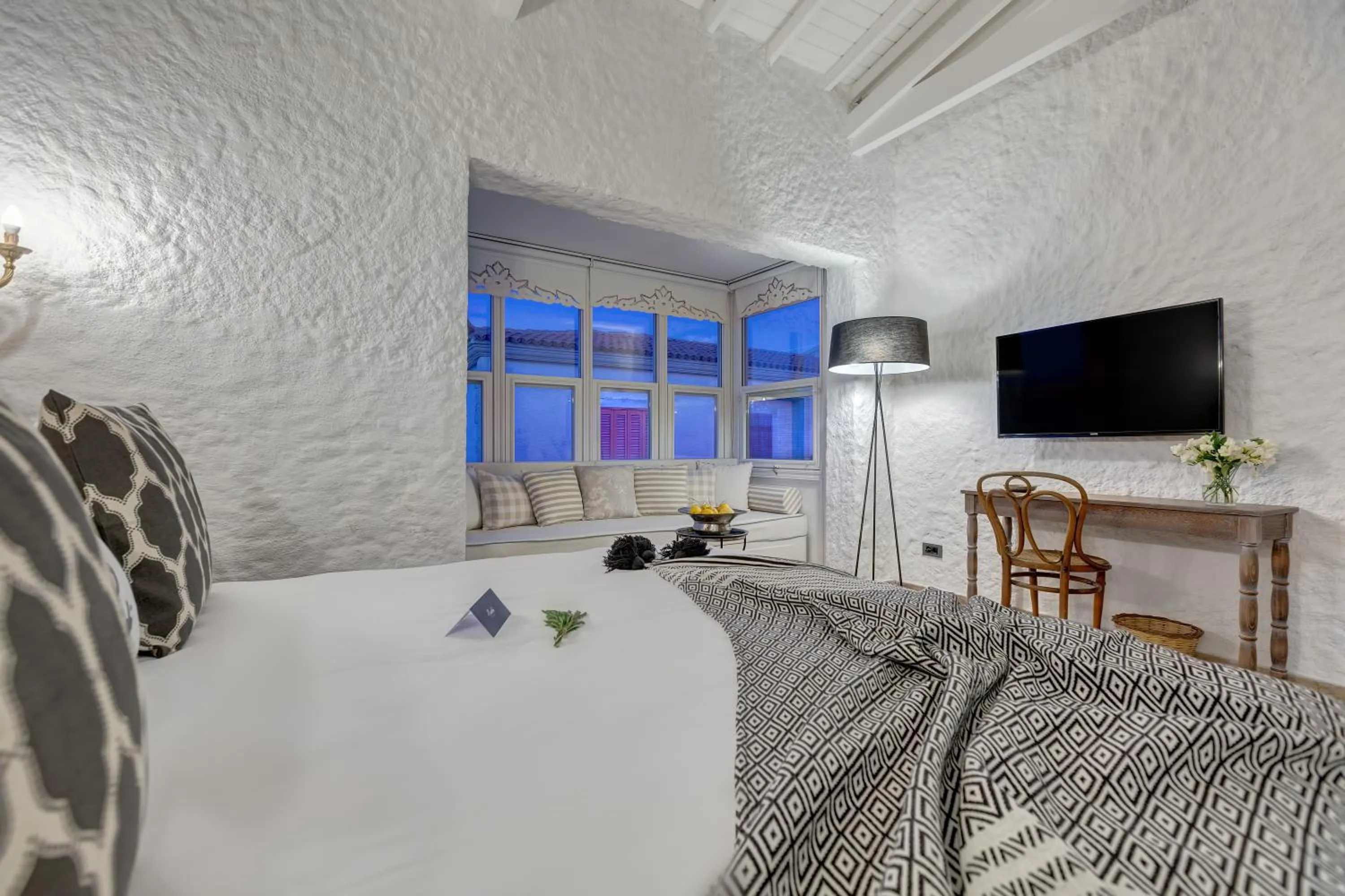 TV and multimedia, Bed in Alachi Hotel