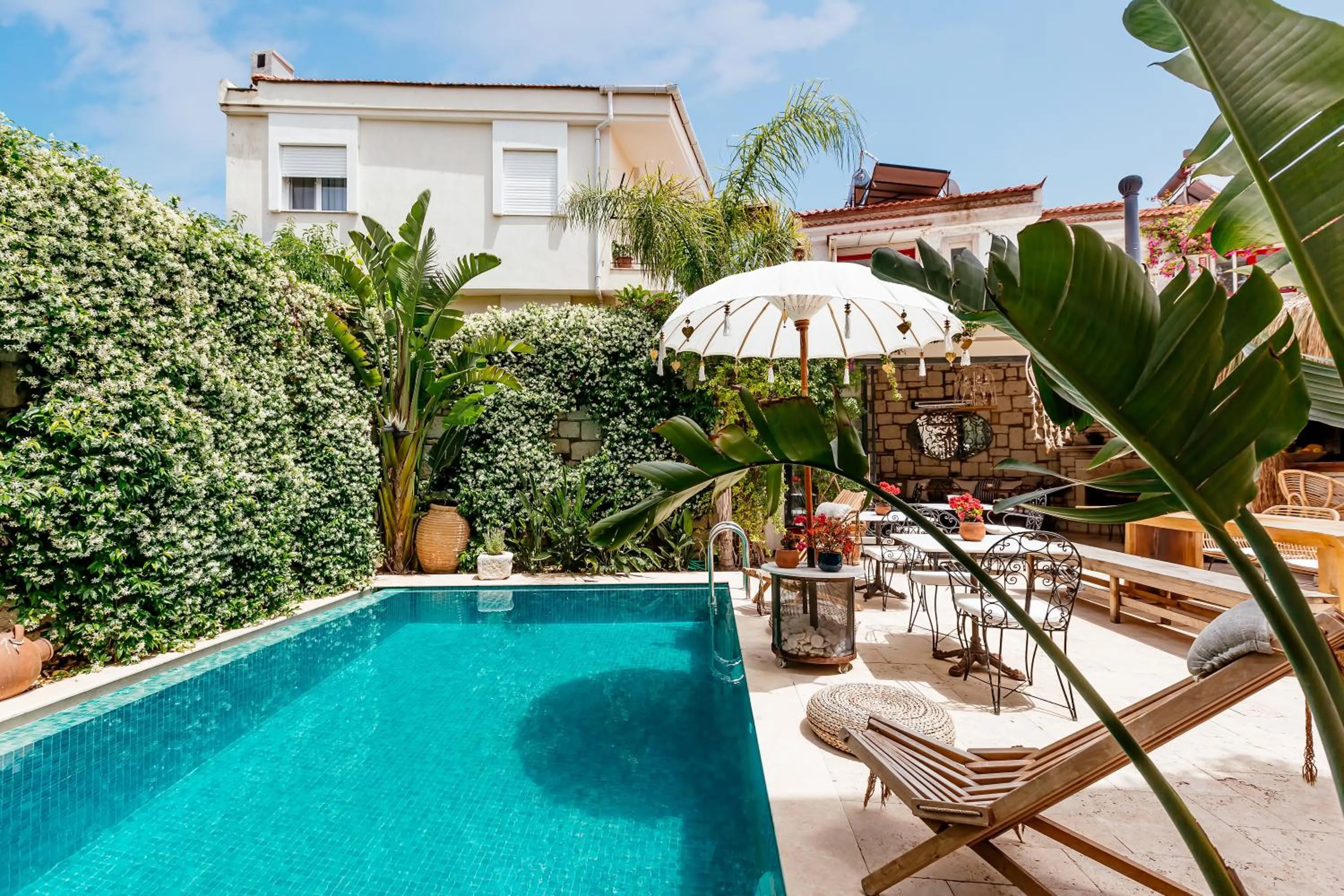 Swimming pool in Alachi Hotel