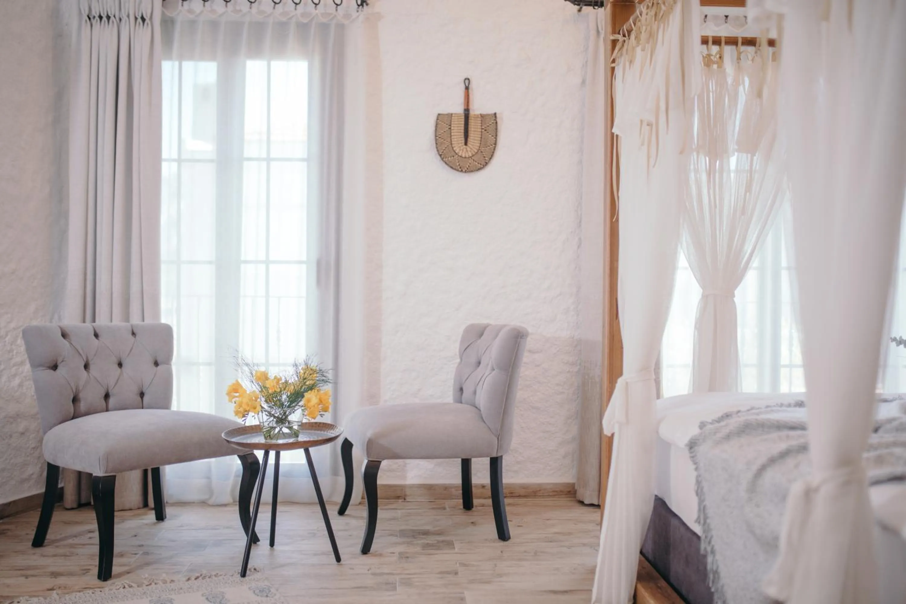 Seating area, Bed in Alachi Hotel