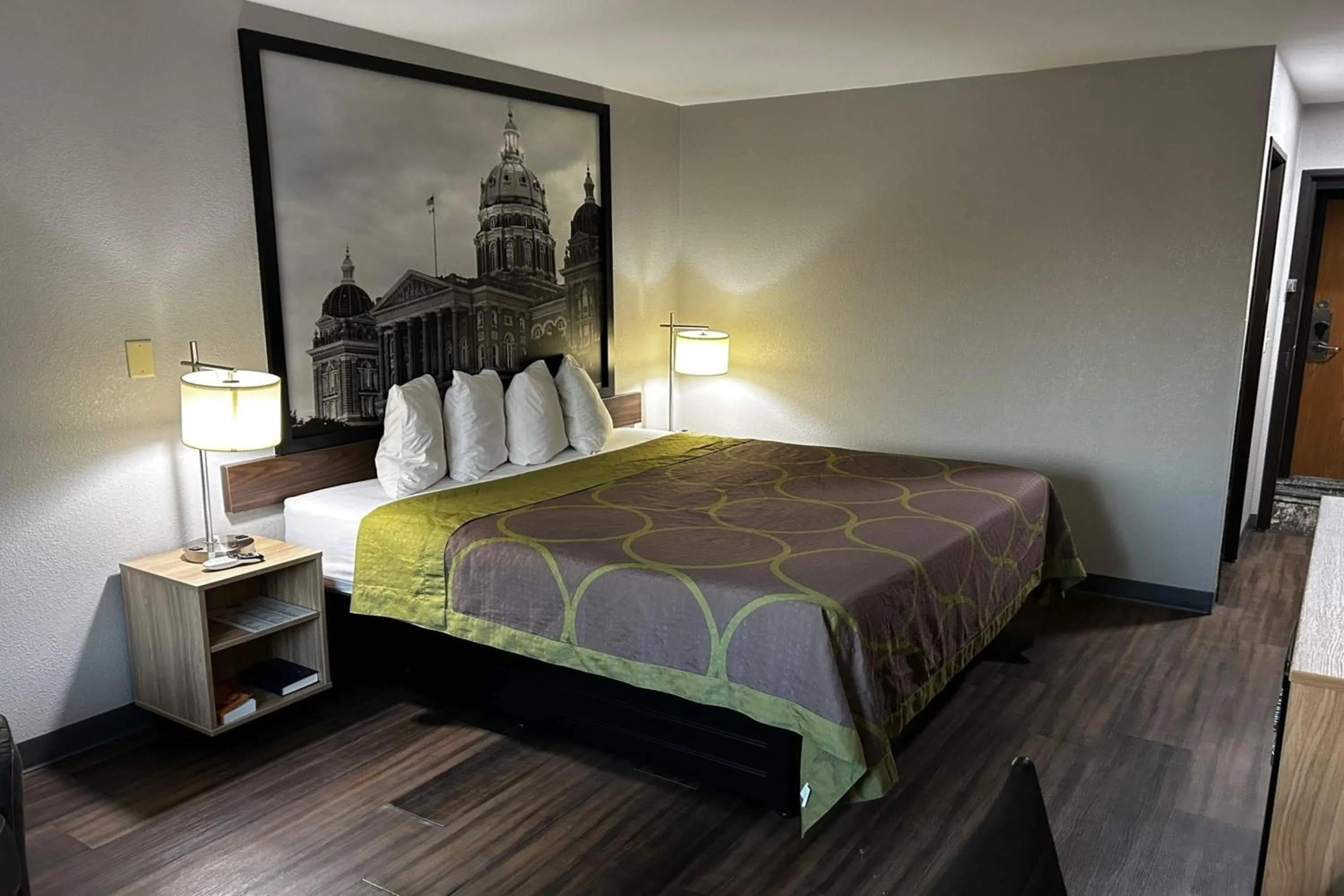 Photo of the whole room, Bed in Super 8 by Wyndham Pella