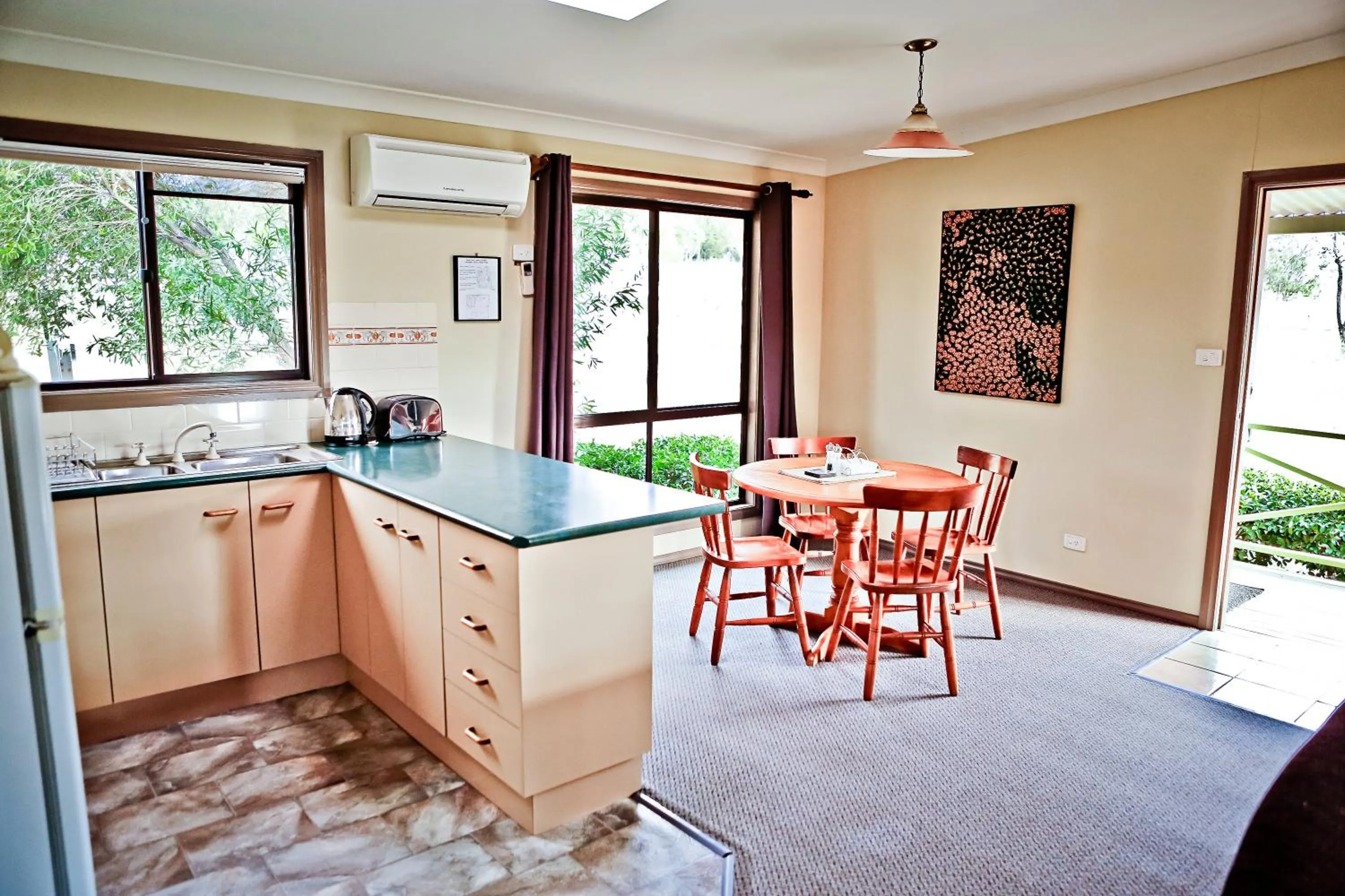 Dining area, Kitchen/Kitchenette in Twin Trees Country Cottages
