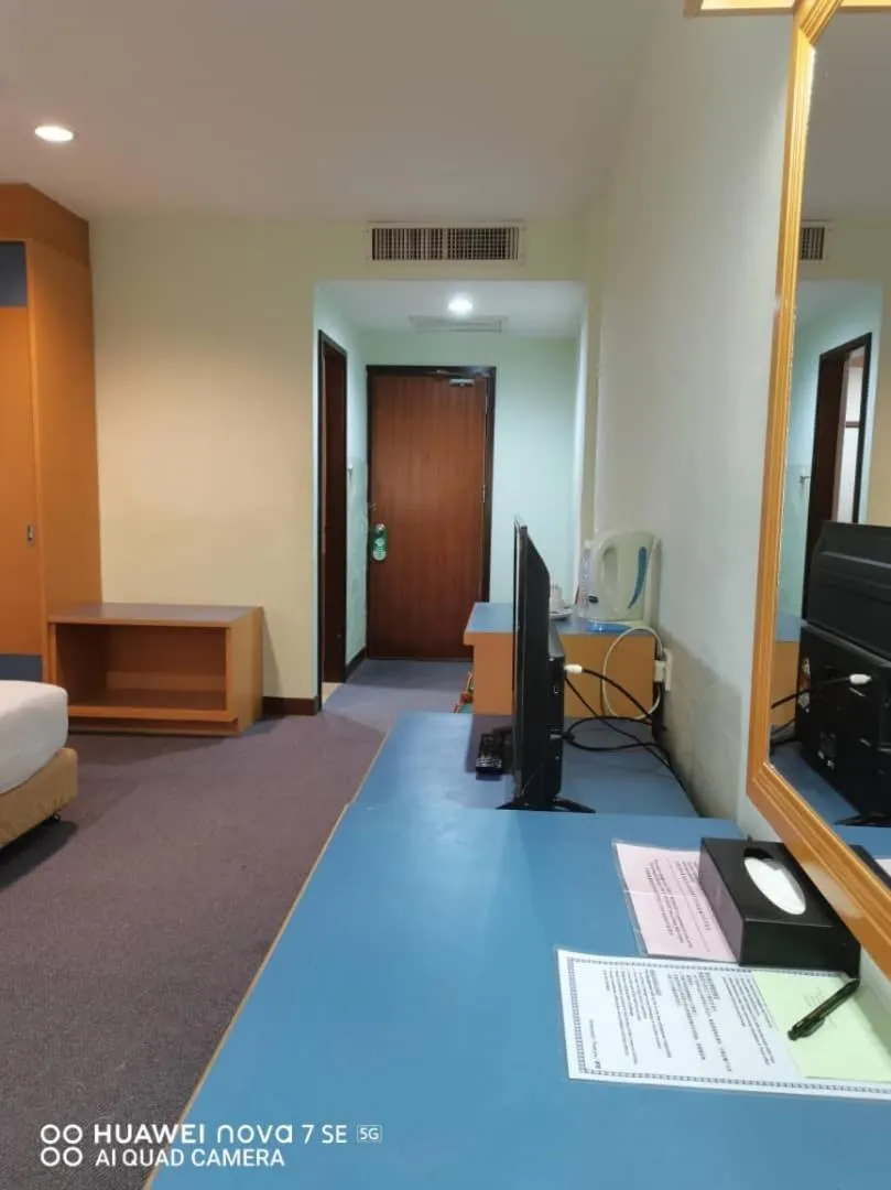 Facade/entrance, Bed in Coral Bay Resort