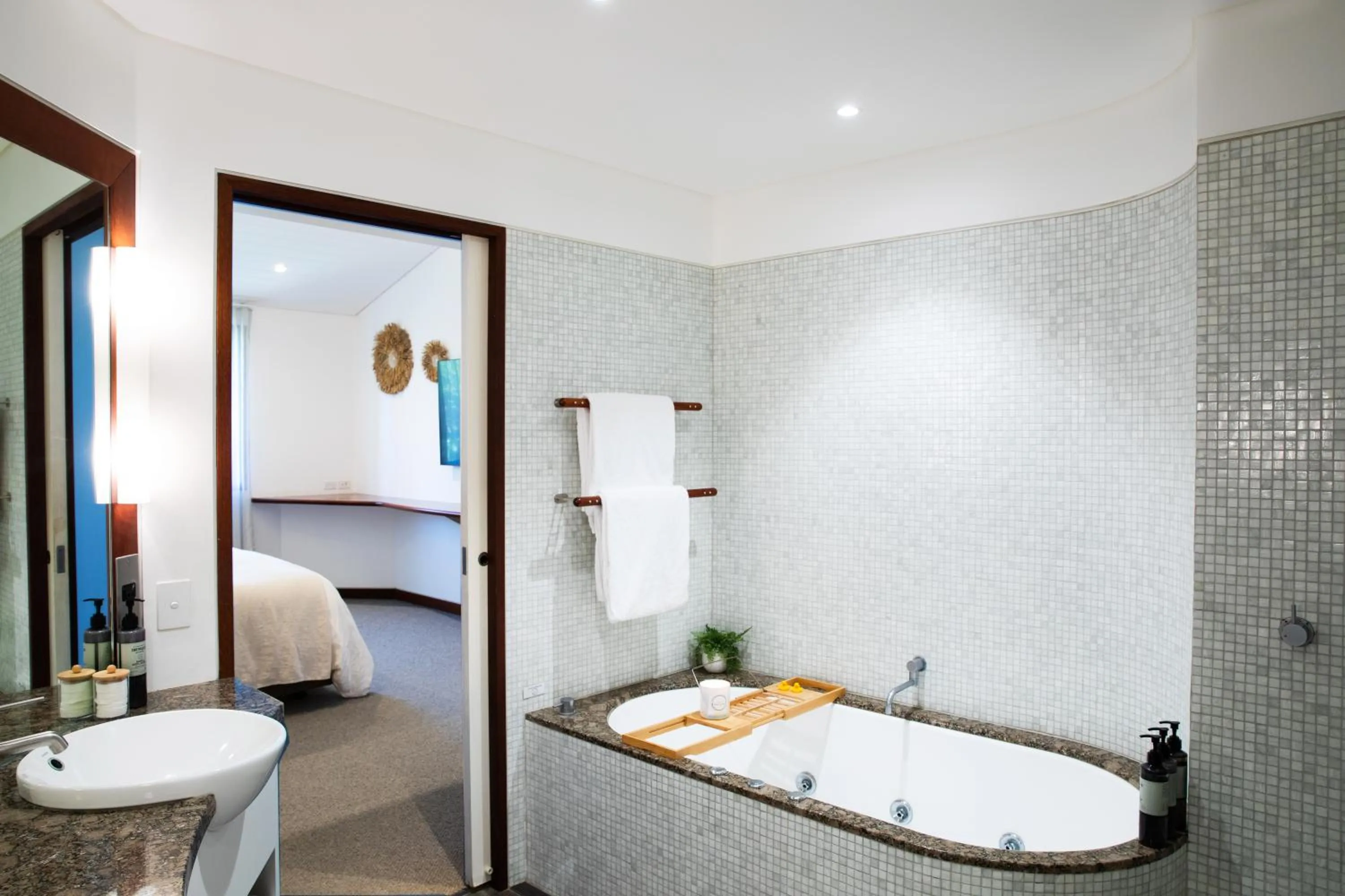 Bathroom, Bed in Beach Suites
