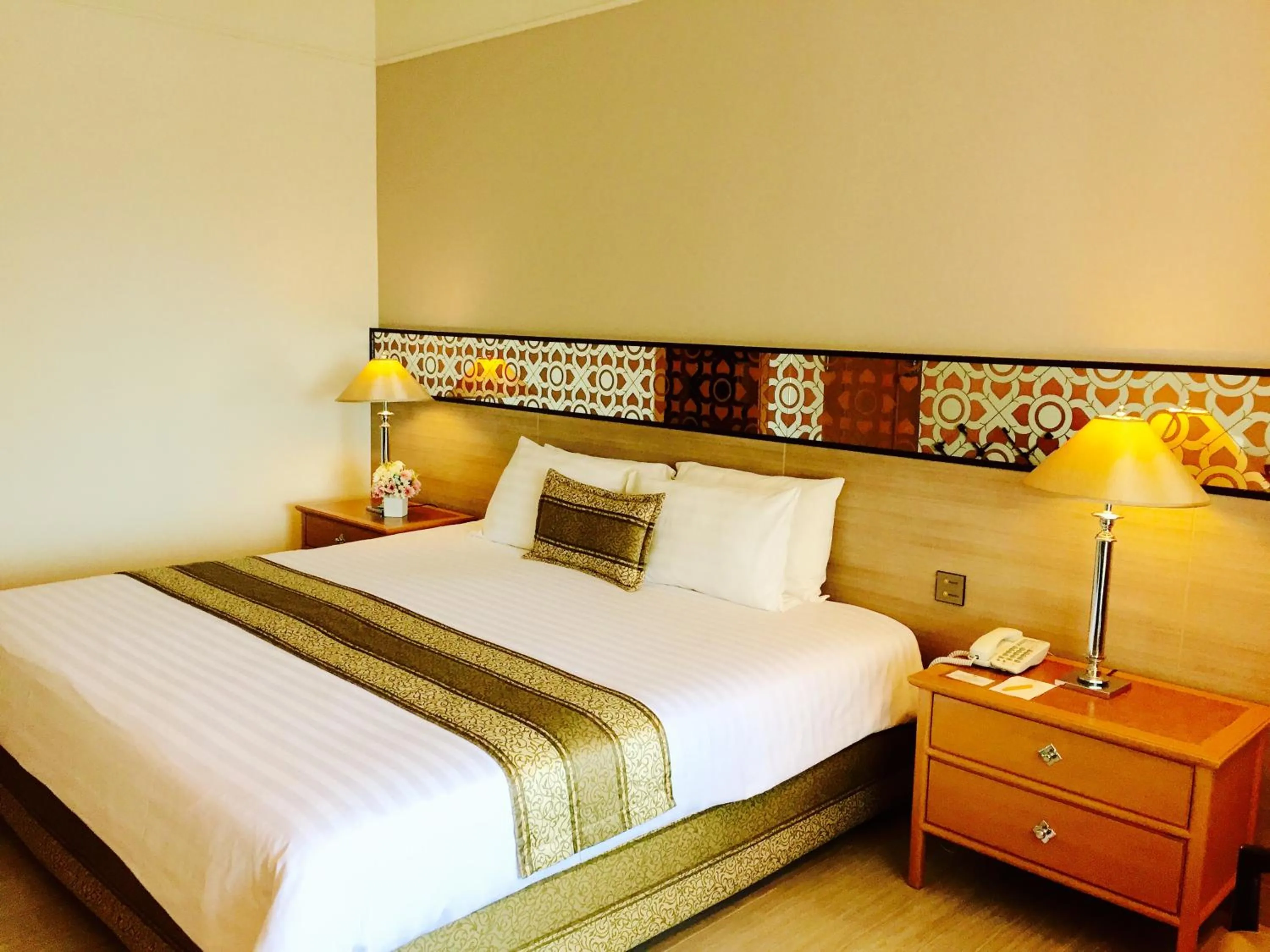 Bedroom, Bed in Indra Regent Hotel