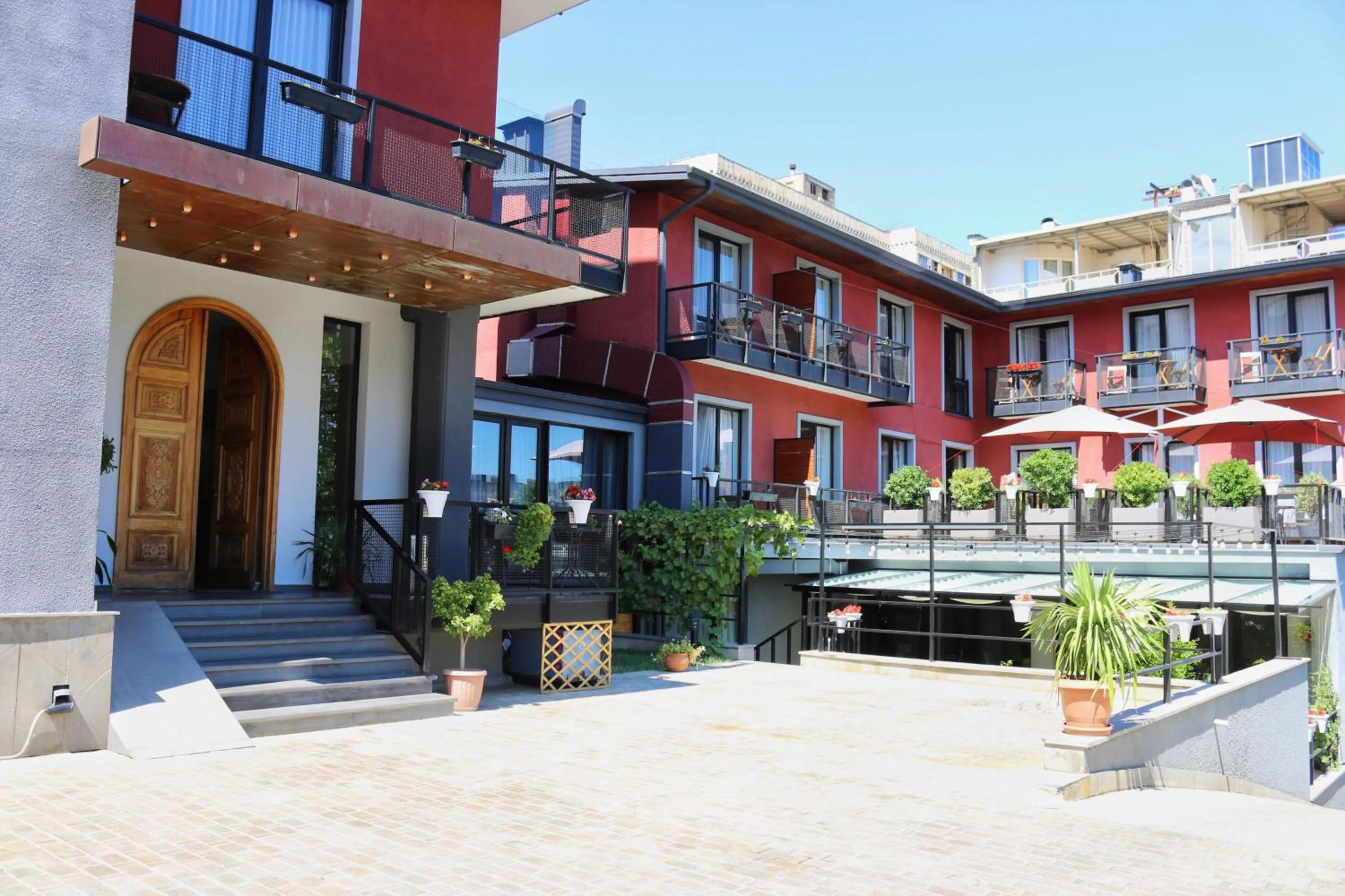 Facade/entrance in Alliance Hotel