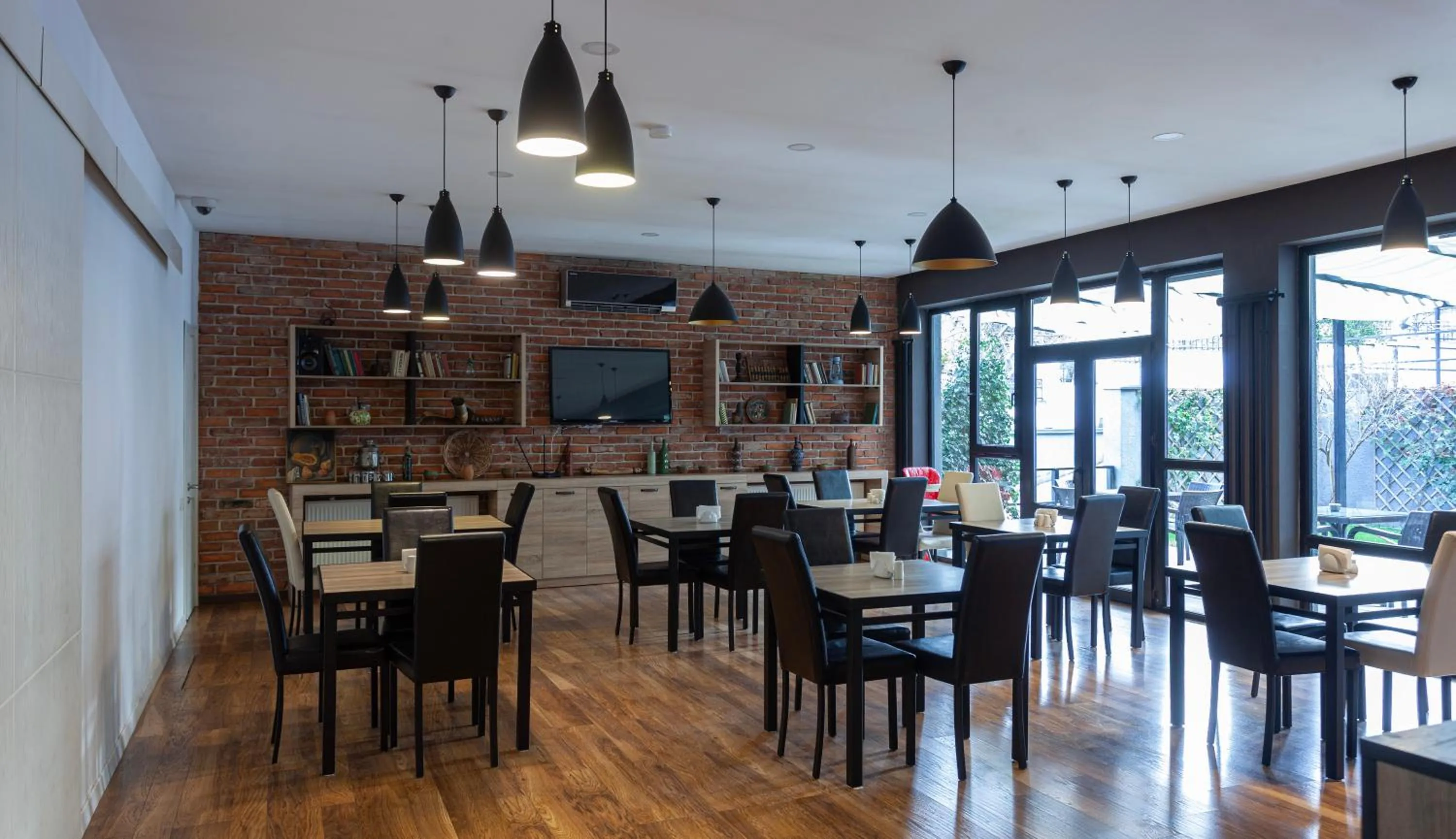 Restaurant/places to eat in Alliance Hotel