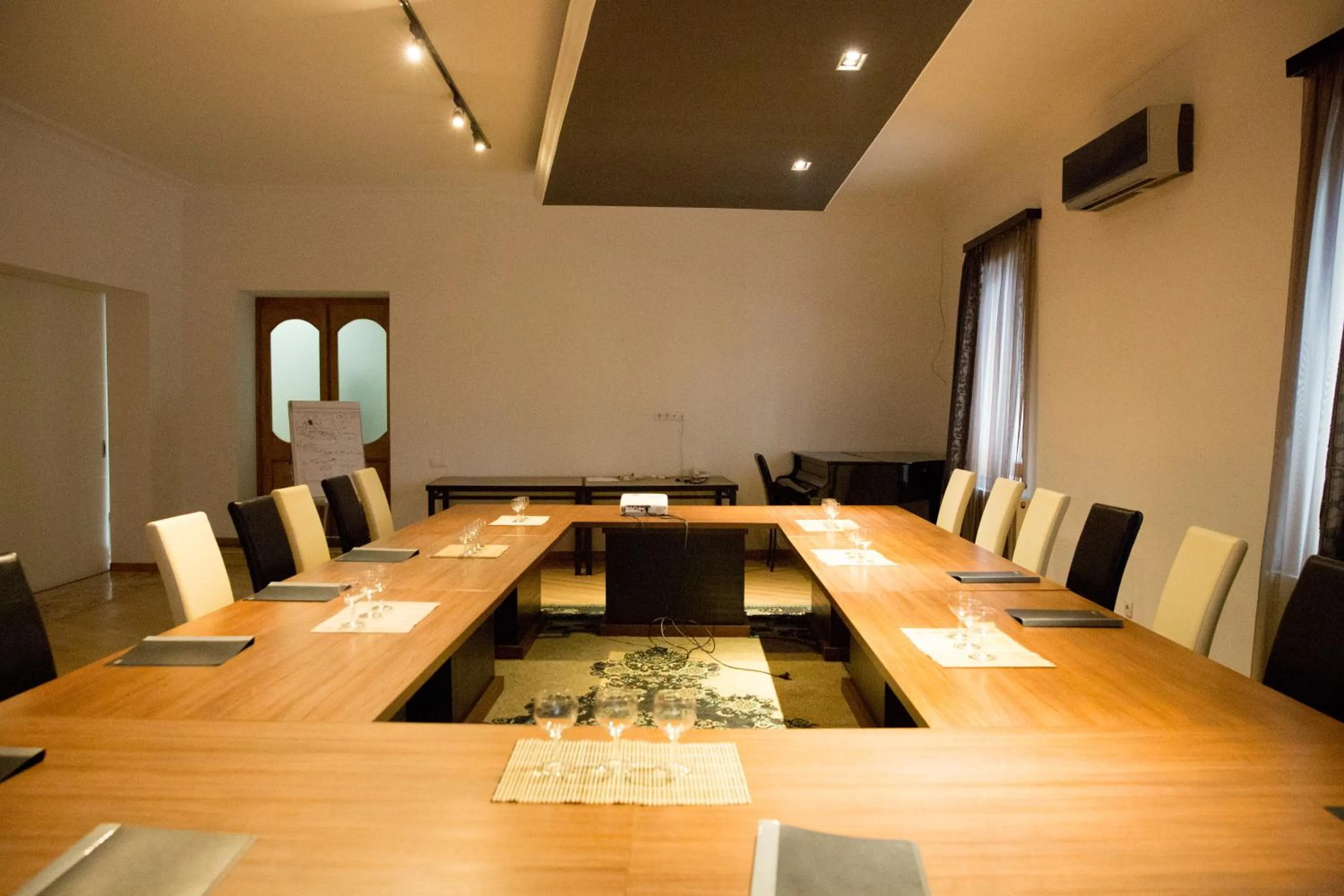 Meeting/conference room in Alliance Hotel
