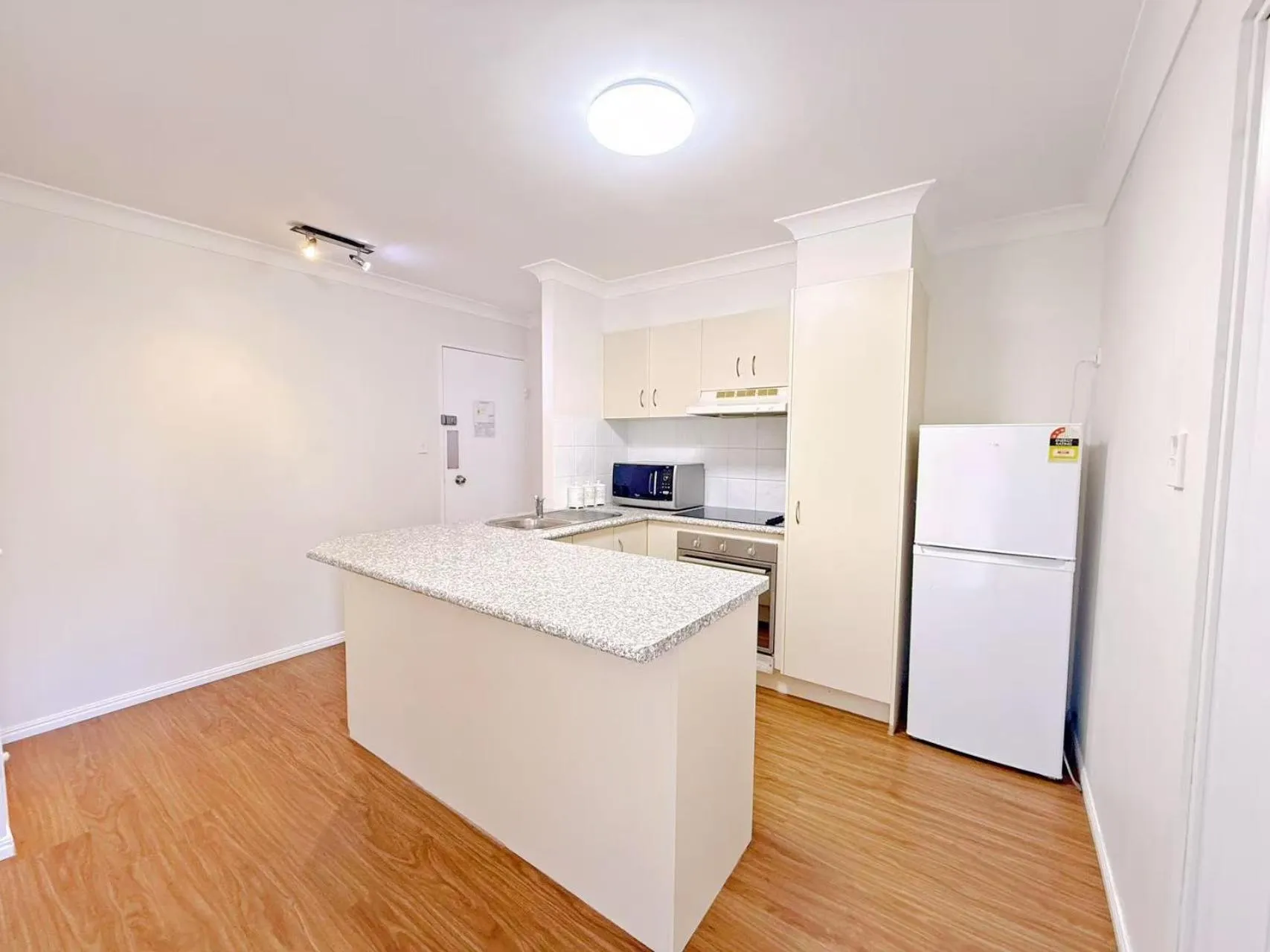 Kitchen or kitchenette in Karana Palms Resort