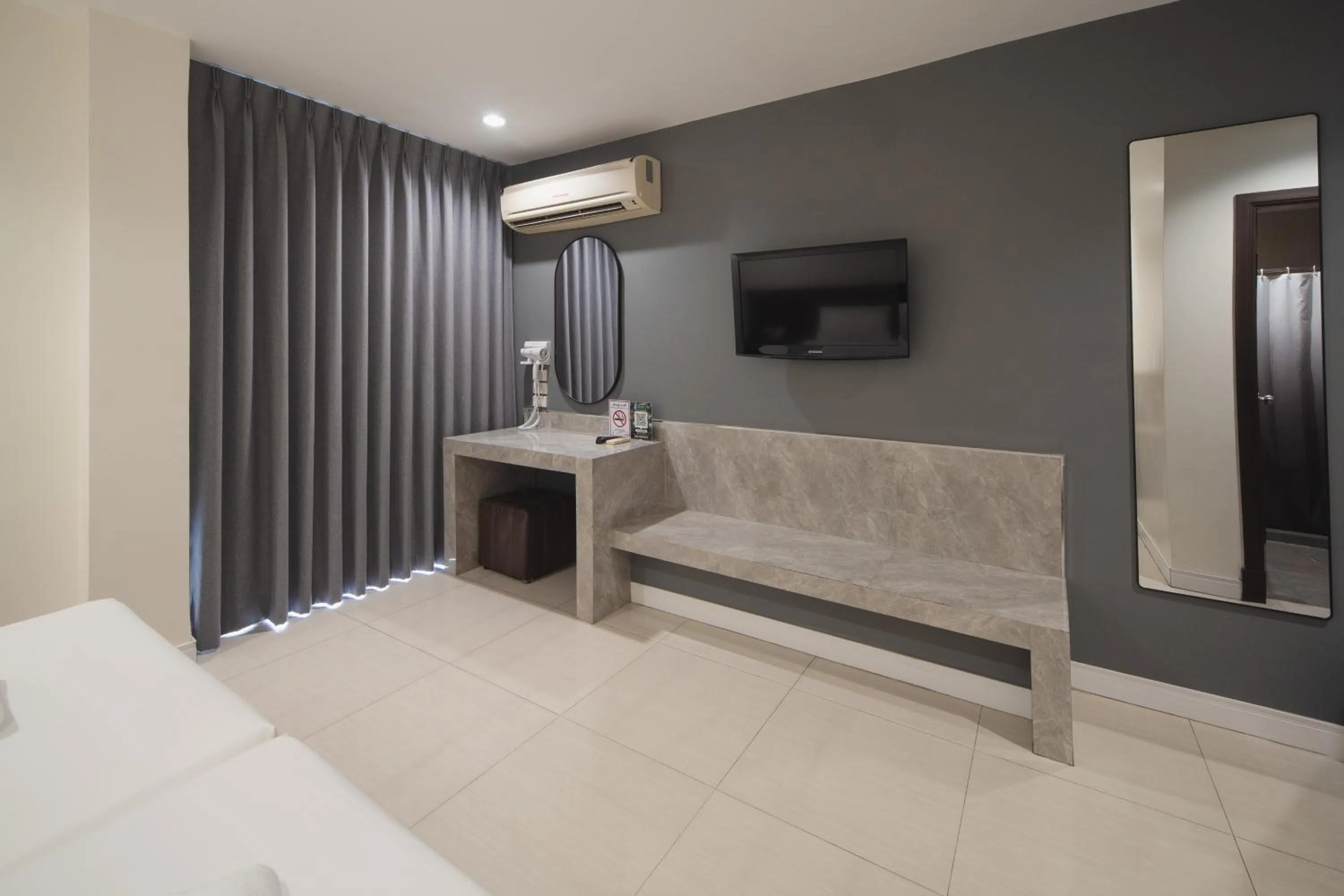 TV and multimedia, Bed in Grand Alpine Hotel