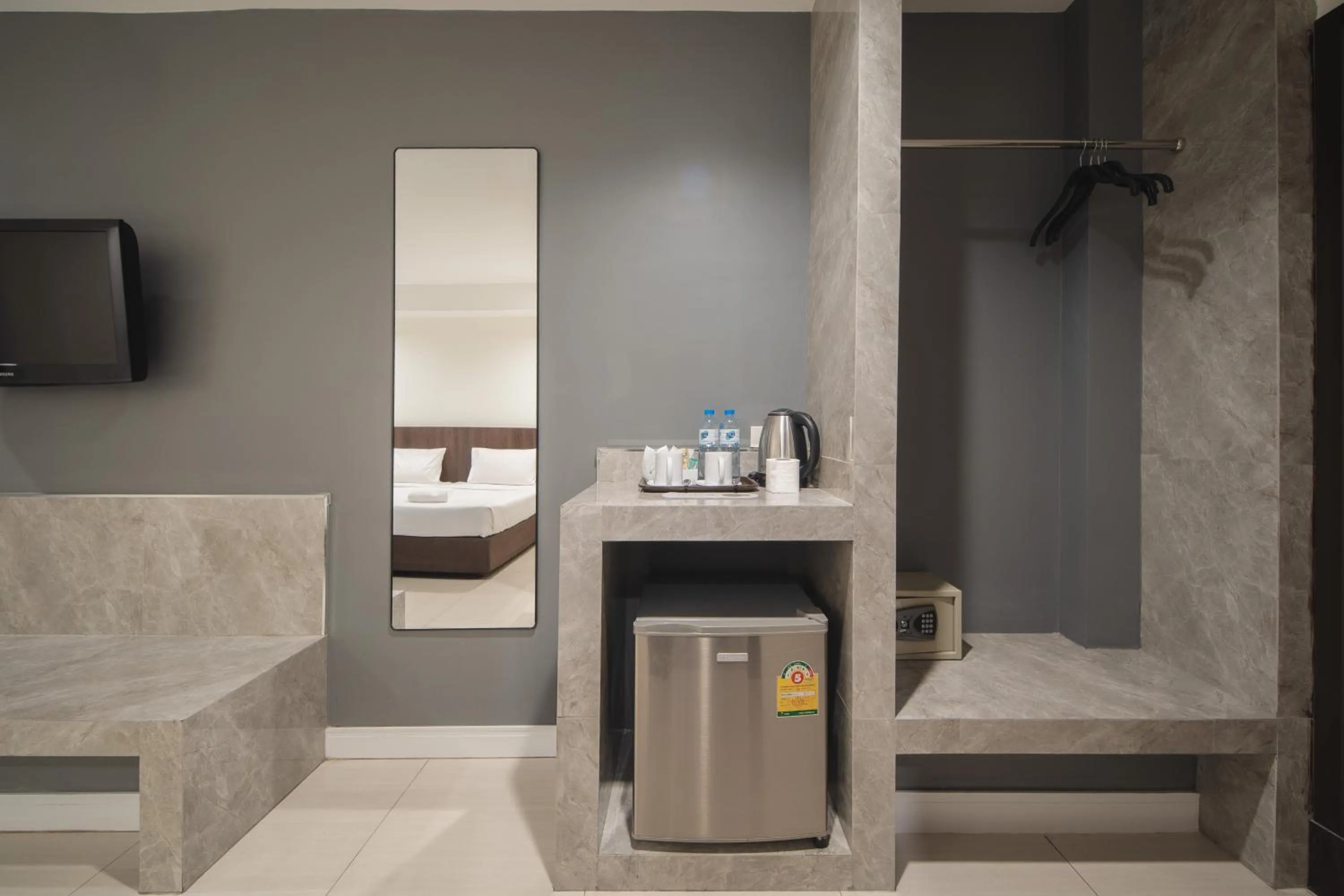 minibar, Bed in Grand Alpine Hotel