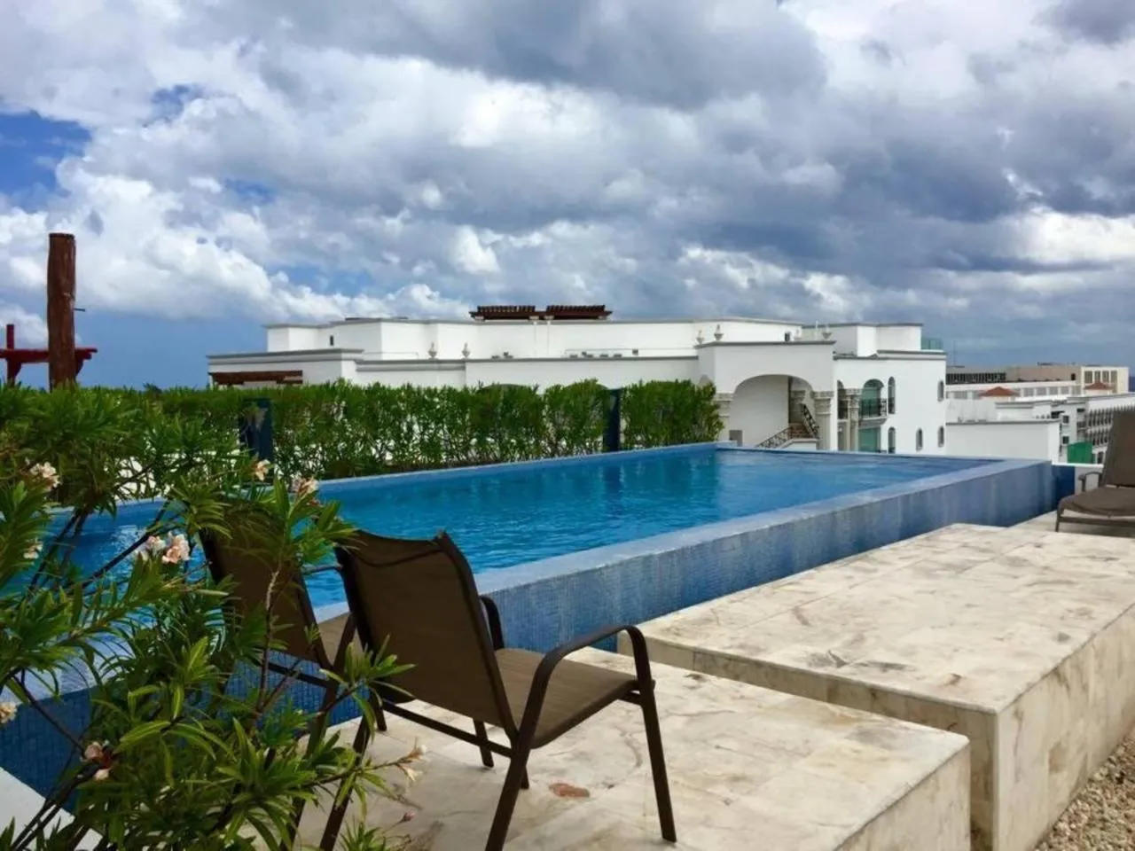 Swimming pool in Infinito by Zamá Homes